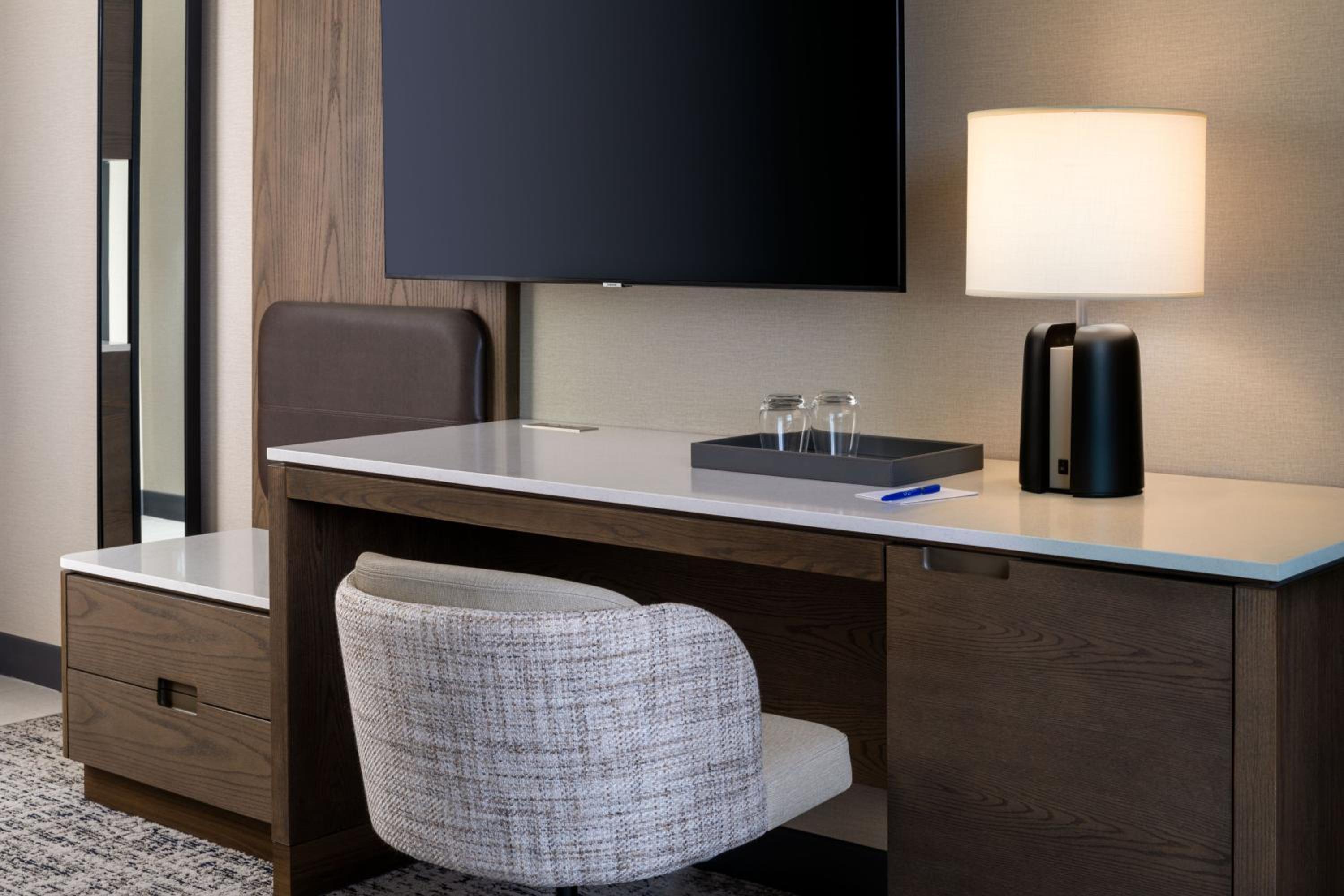 Standard King Room - Photo 7