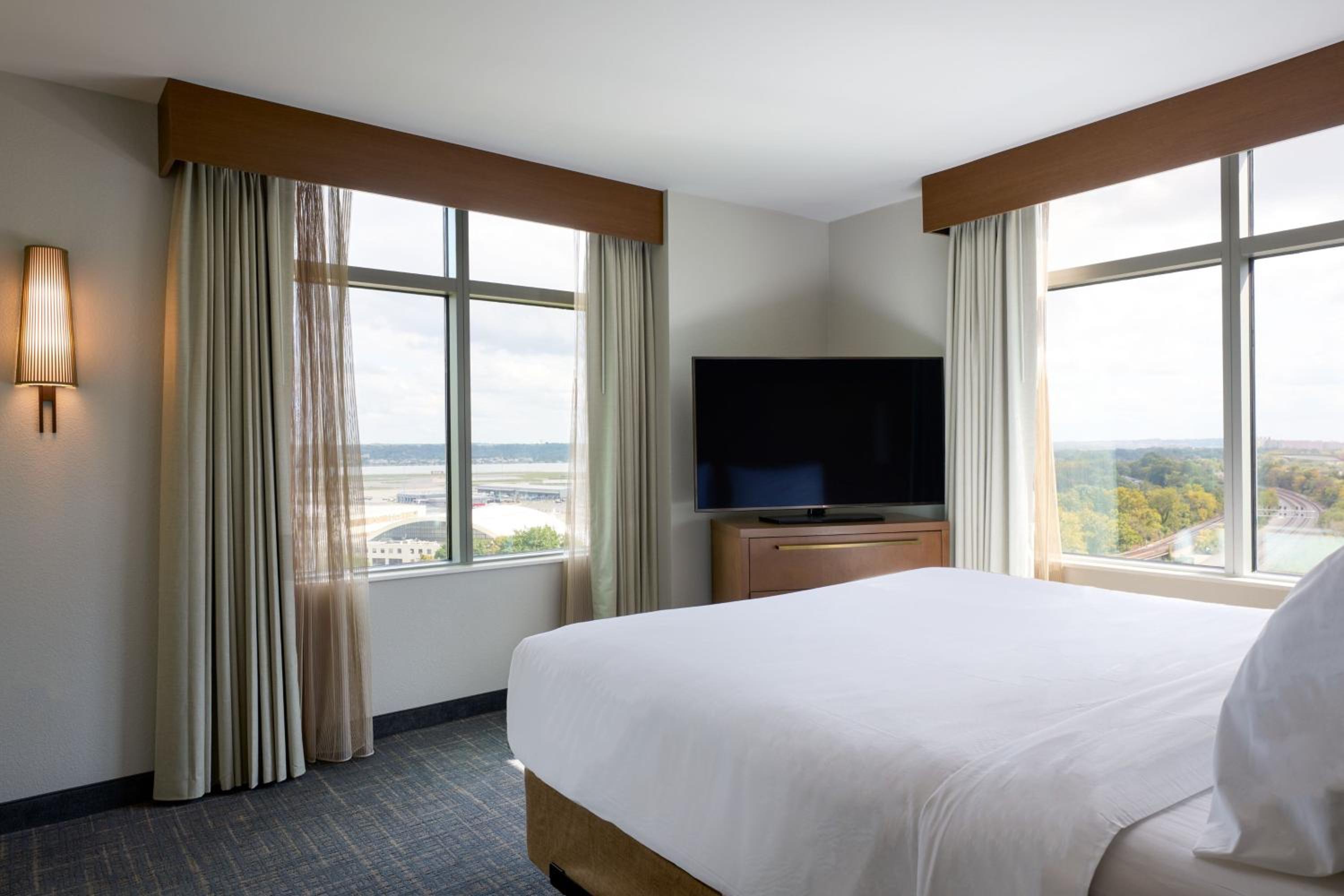 One-Bedroom King Suite with City View and Adapted Tub - Mobility Accessible - Photo 5