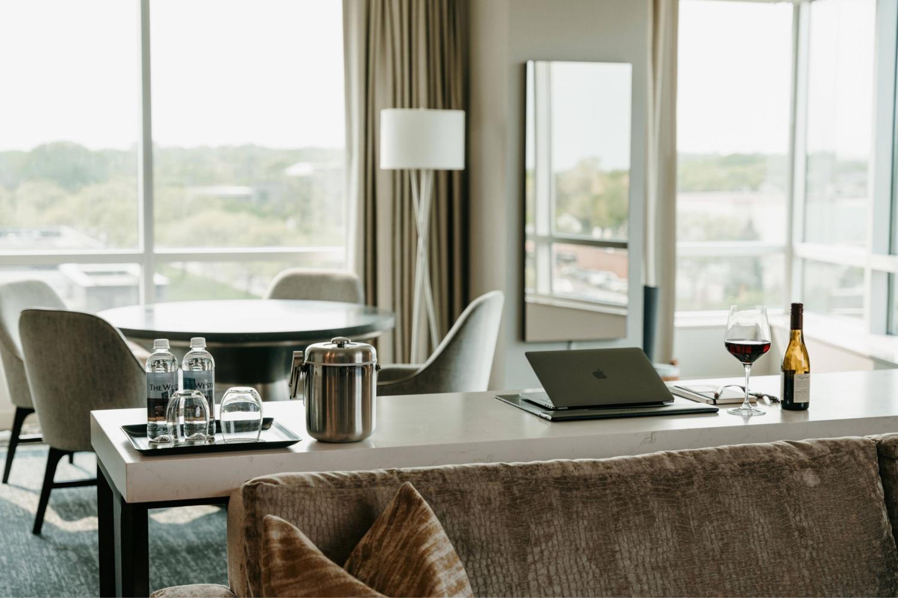 Suite, Executive Suite, 1 King - Photo 1