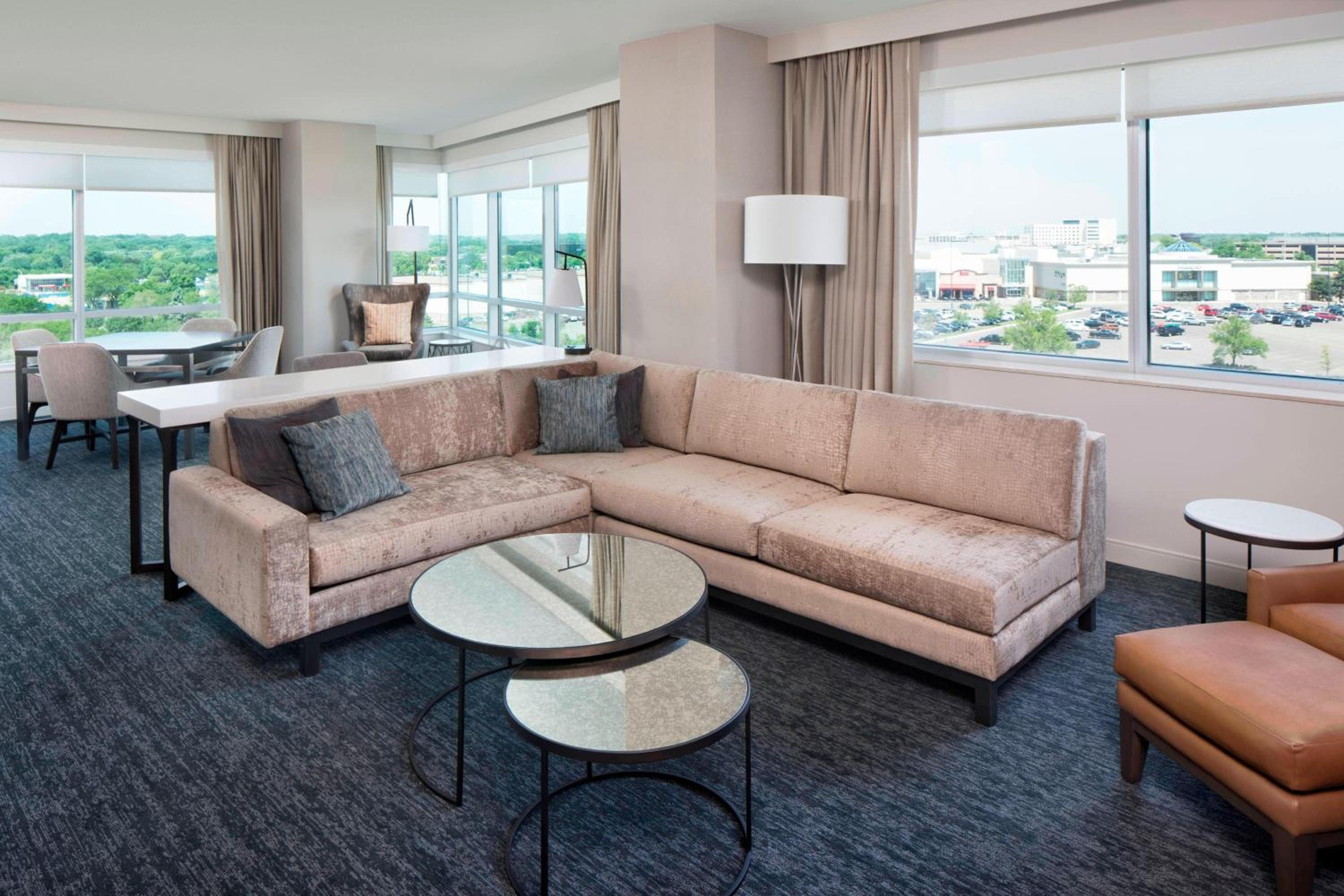 Suite, Executive Suite, 1 King - Photo 2