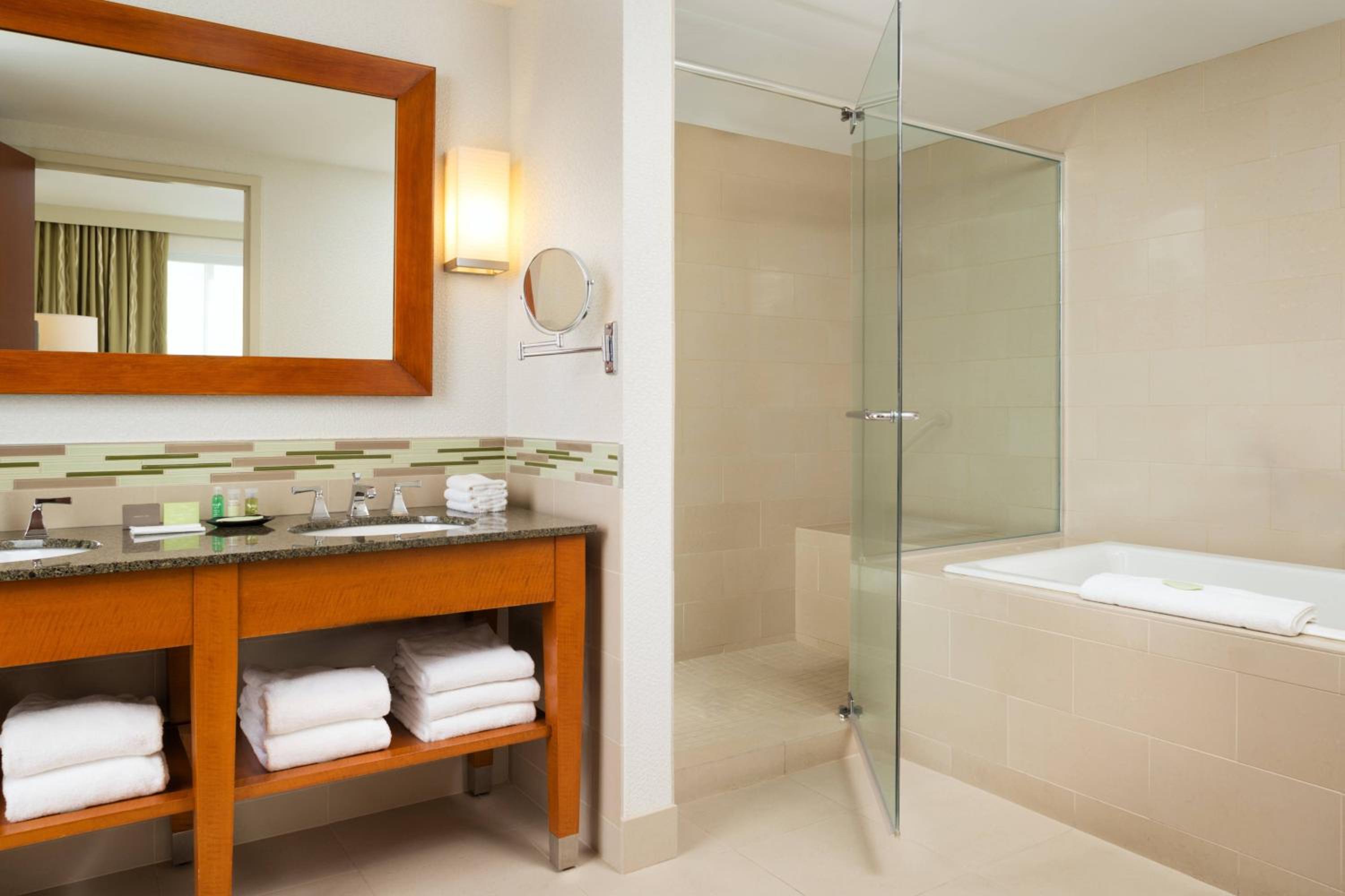 Suite, Executive Suite, 1 King - Photo 6