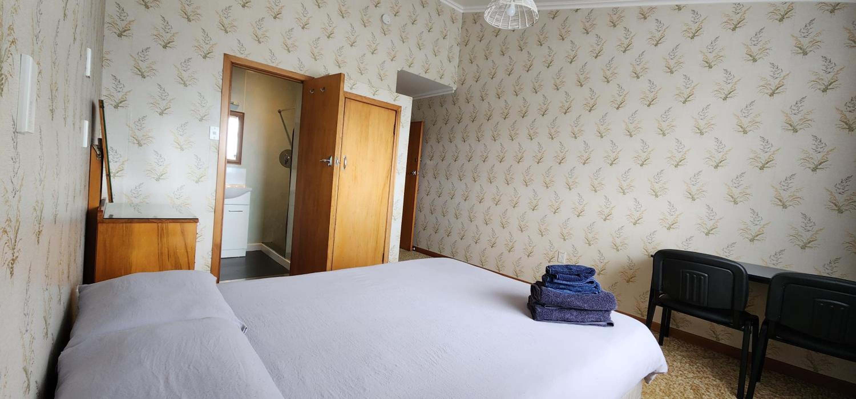 Queen Room photo 2