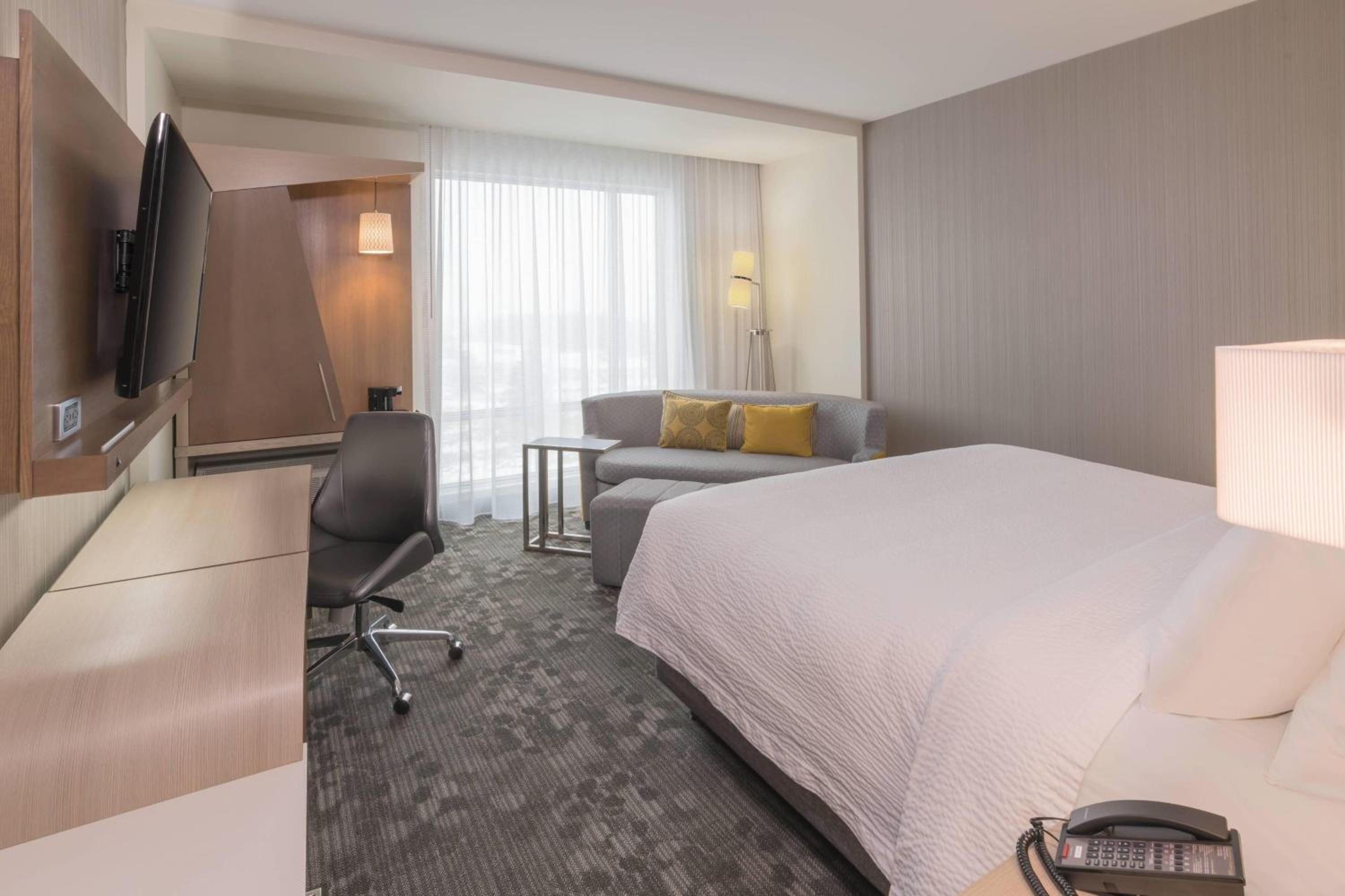 King Room with Bathtub - Mobility Access/Hearing Accessible photo 1