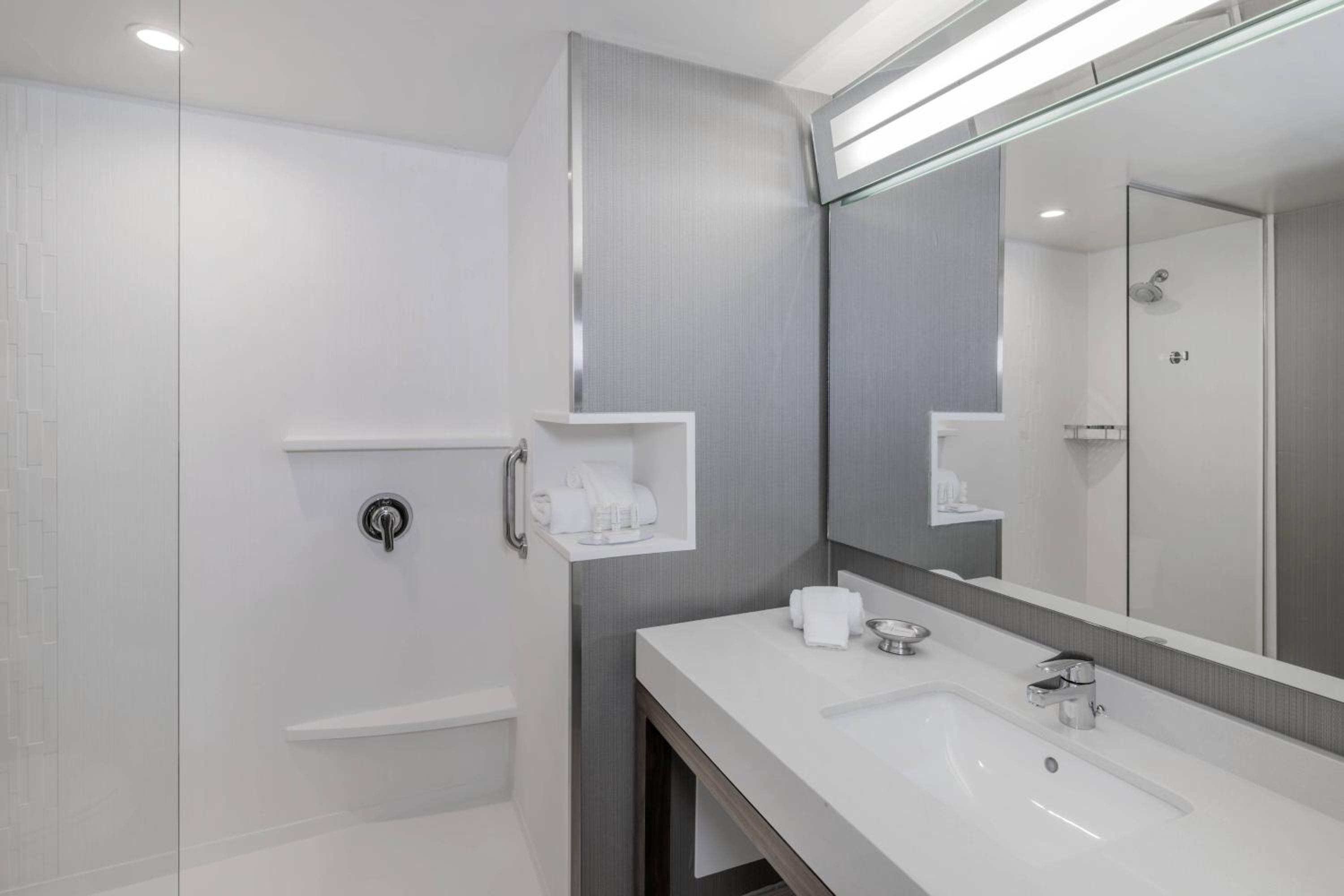 Queen Room with Two Queen Beds and Bathtub - Mobility Access/Hearing Accessible photo 1