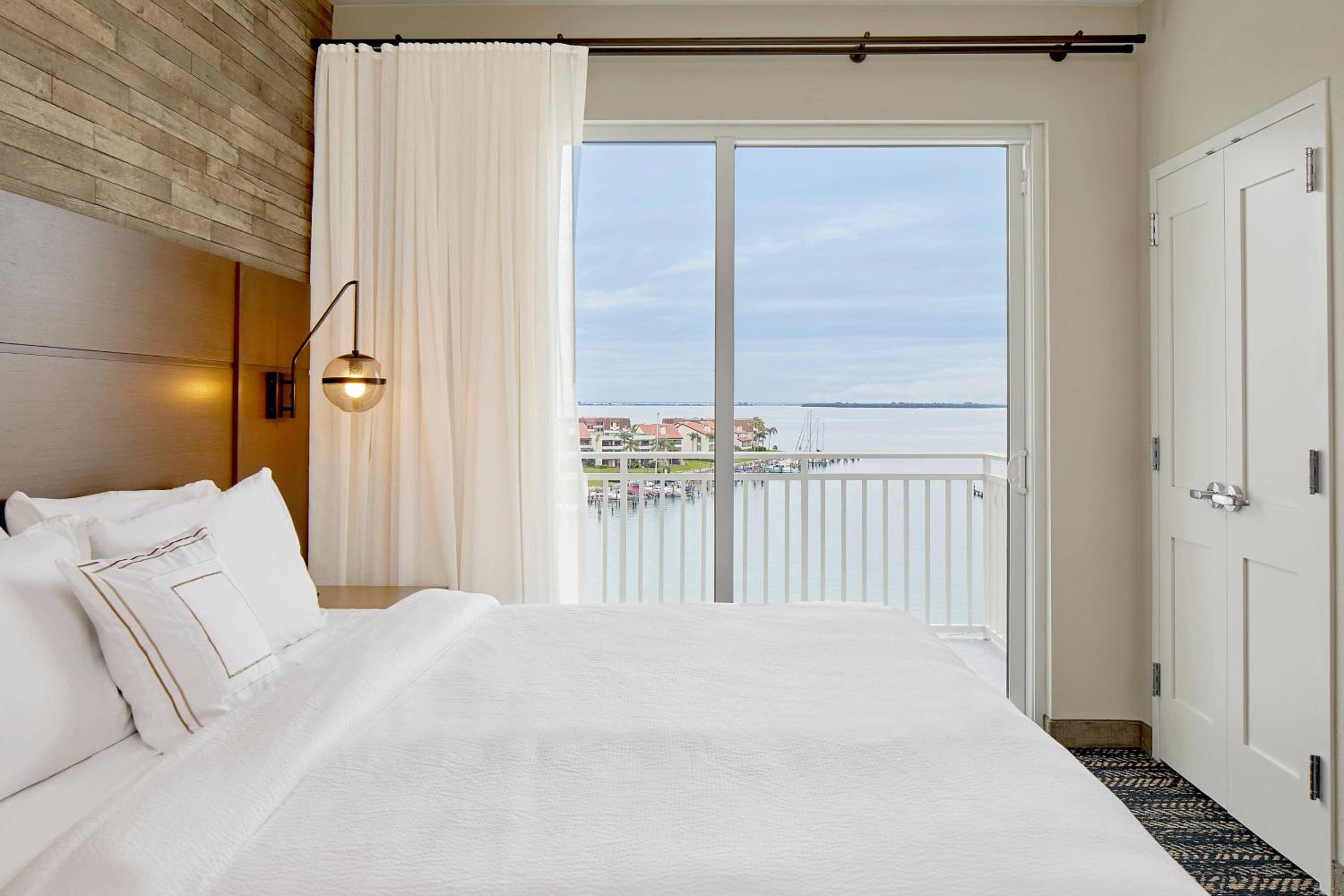1 Bedroom Suite, 1 King, Sofa bed, Bay view, Balcony - Photo 6