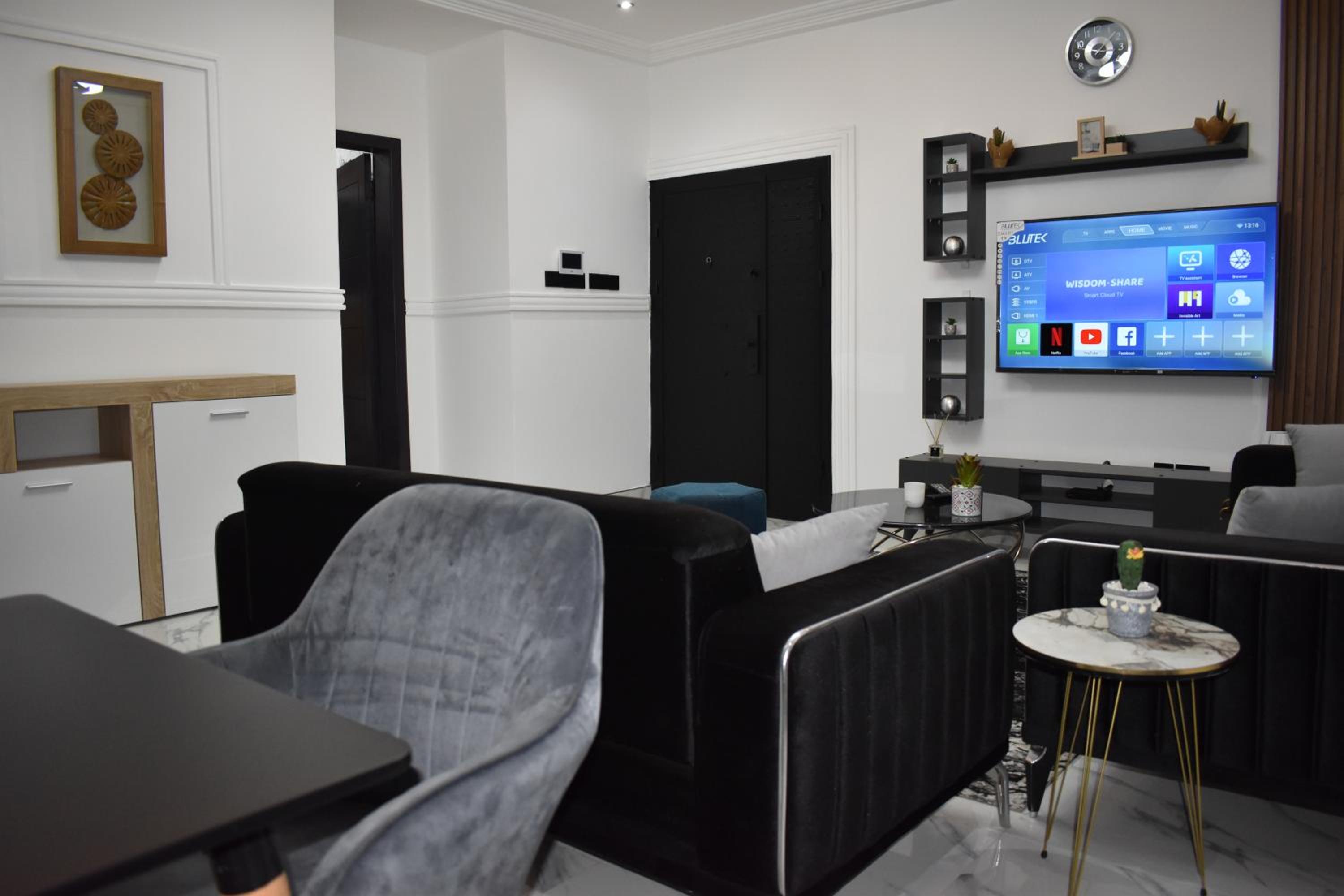 Two-Bedroom Deluxe Apartment with Balcony photo 2