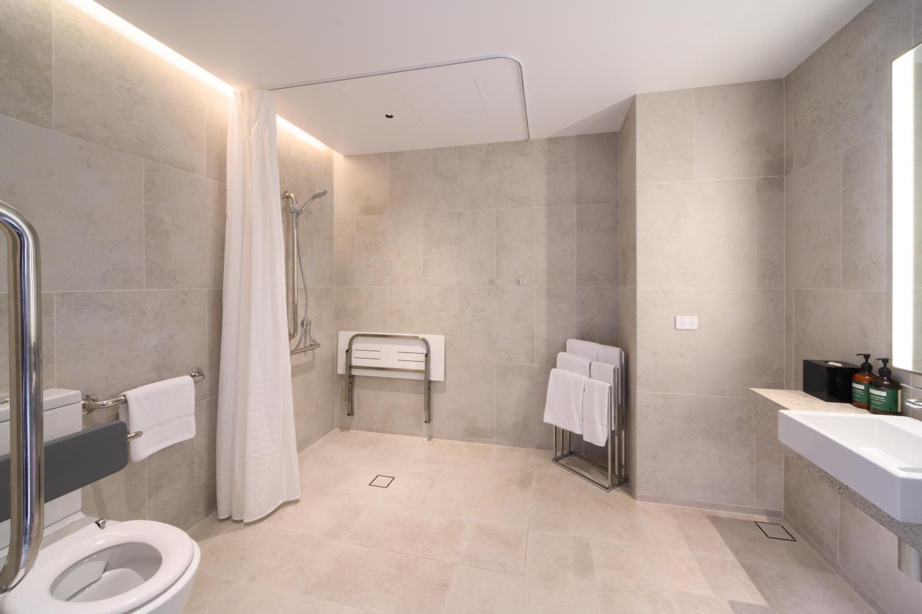 Standard King Room - Accessible - Photo 8
