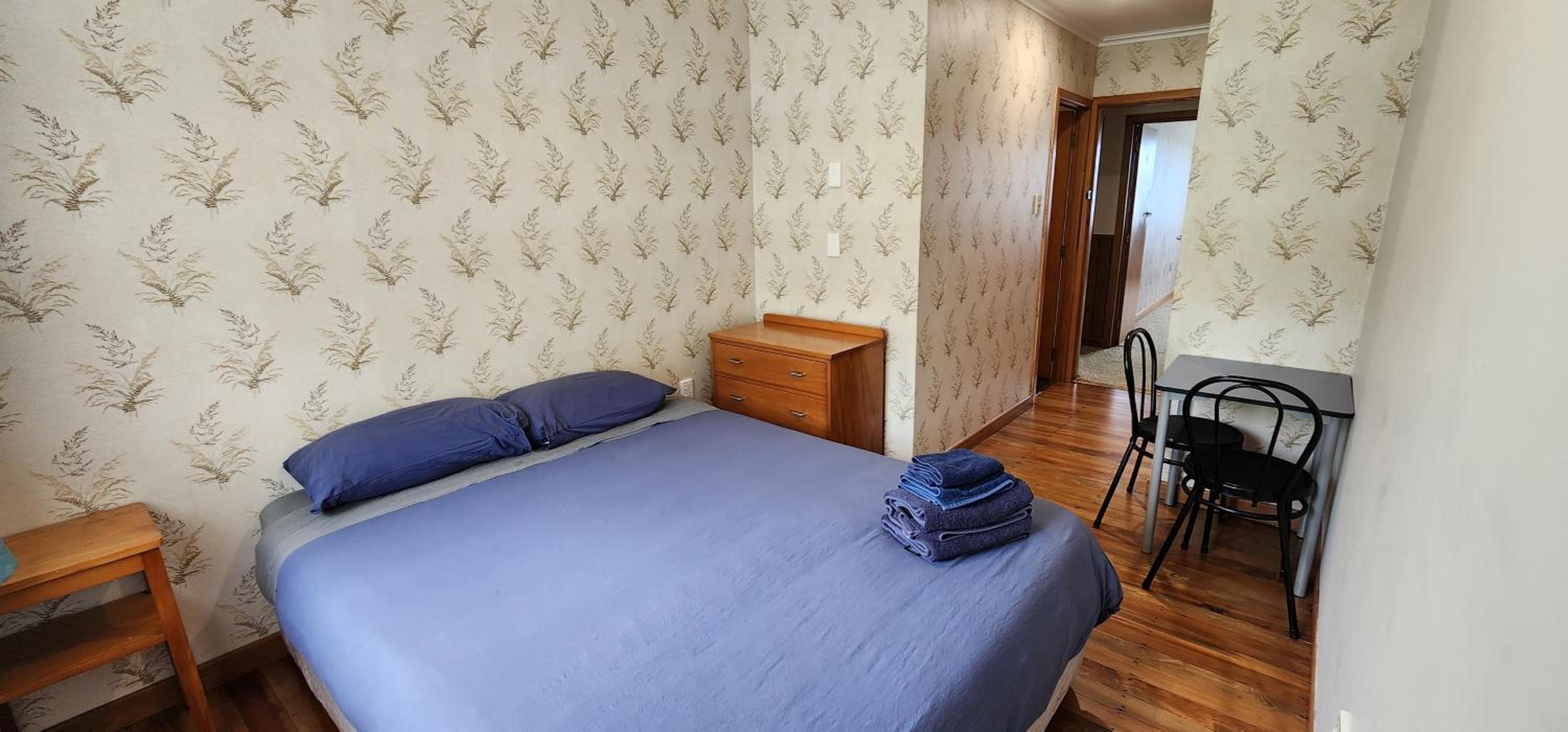 Queen Room photo 2