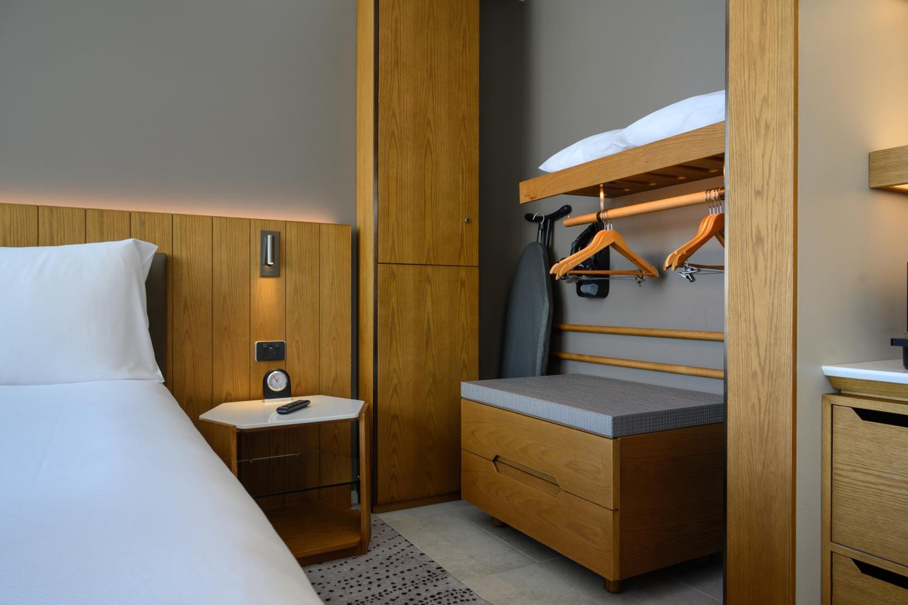 Standard King Room - Accessible - Photo 1