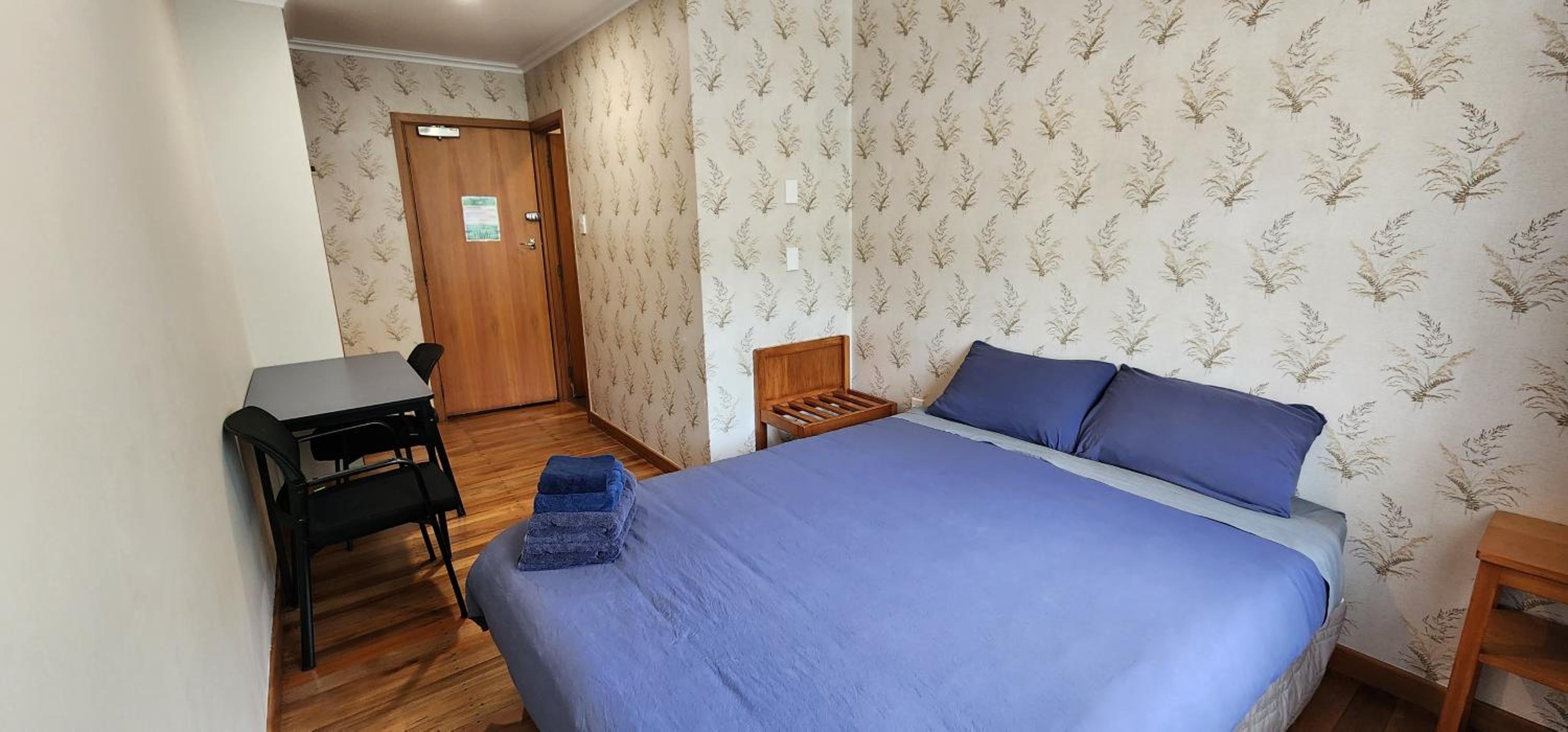 Queen Room photo 1