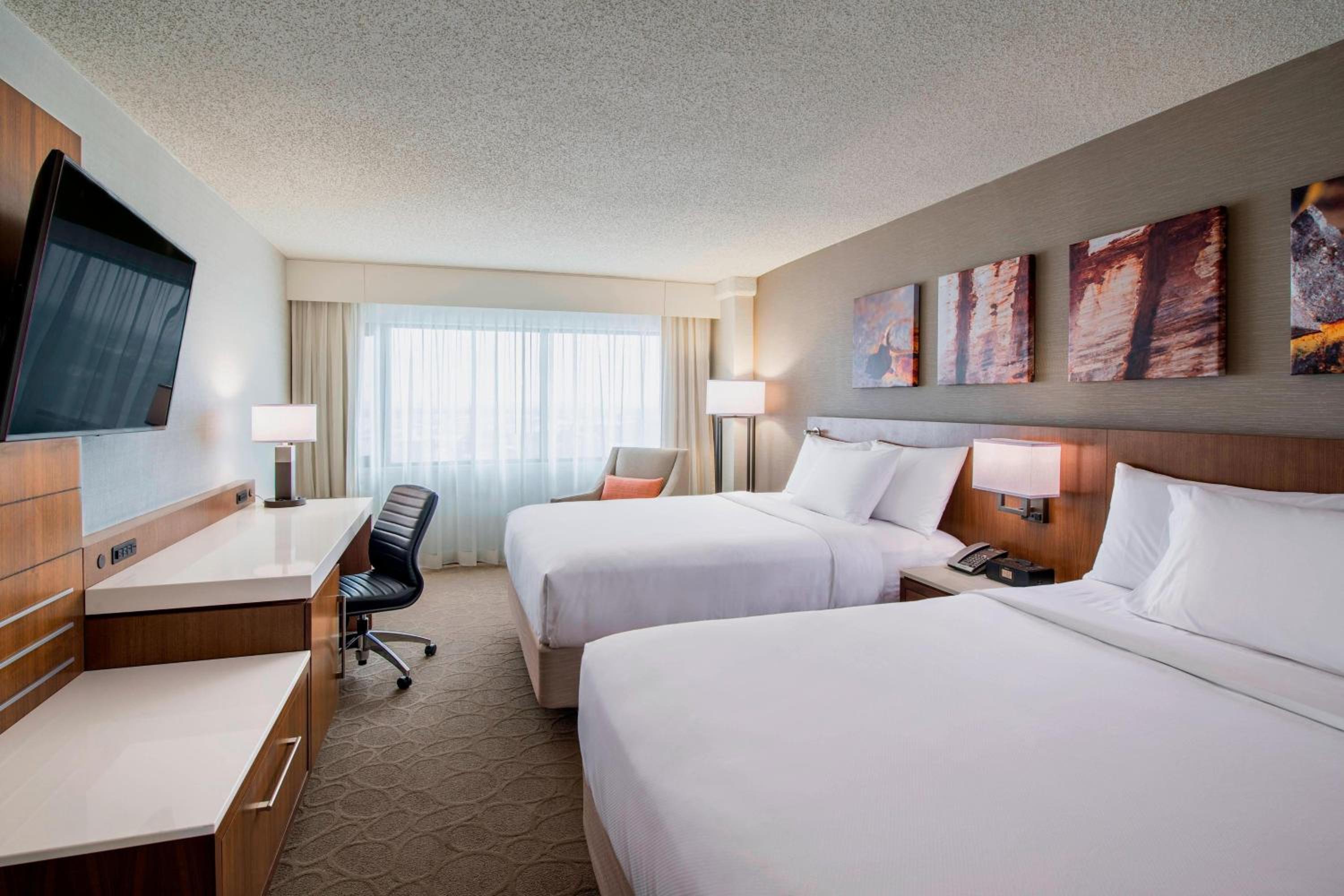 Deluxe Room with Two Queen Beds photo 2