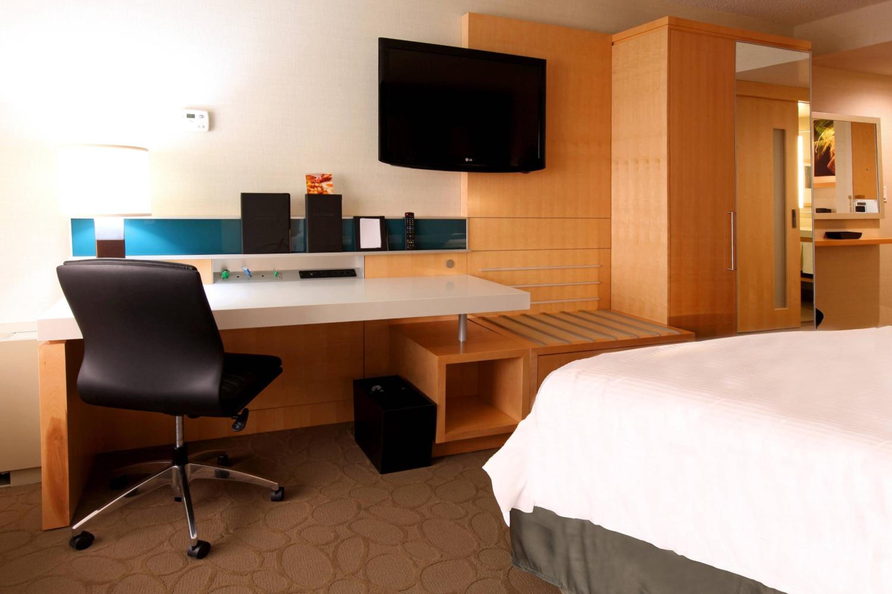 Deluxe Room with Two Queen Beds photo 3