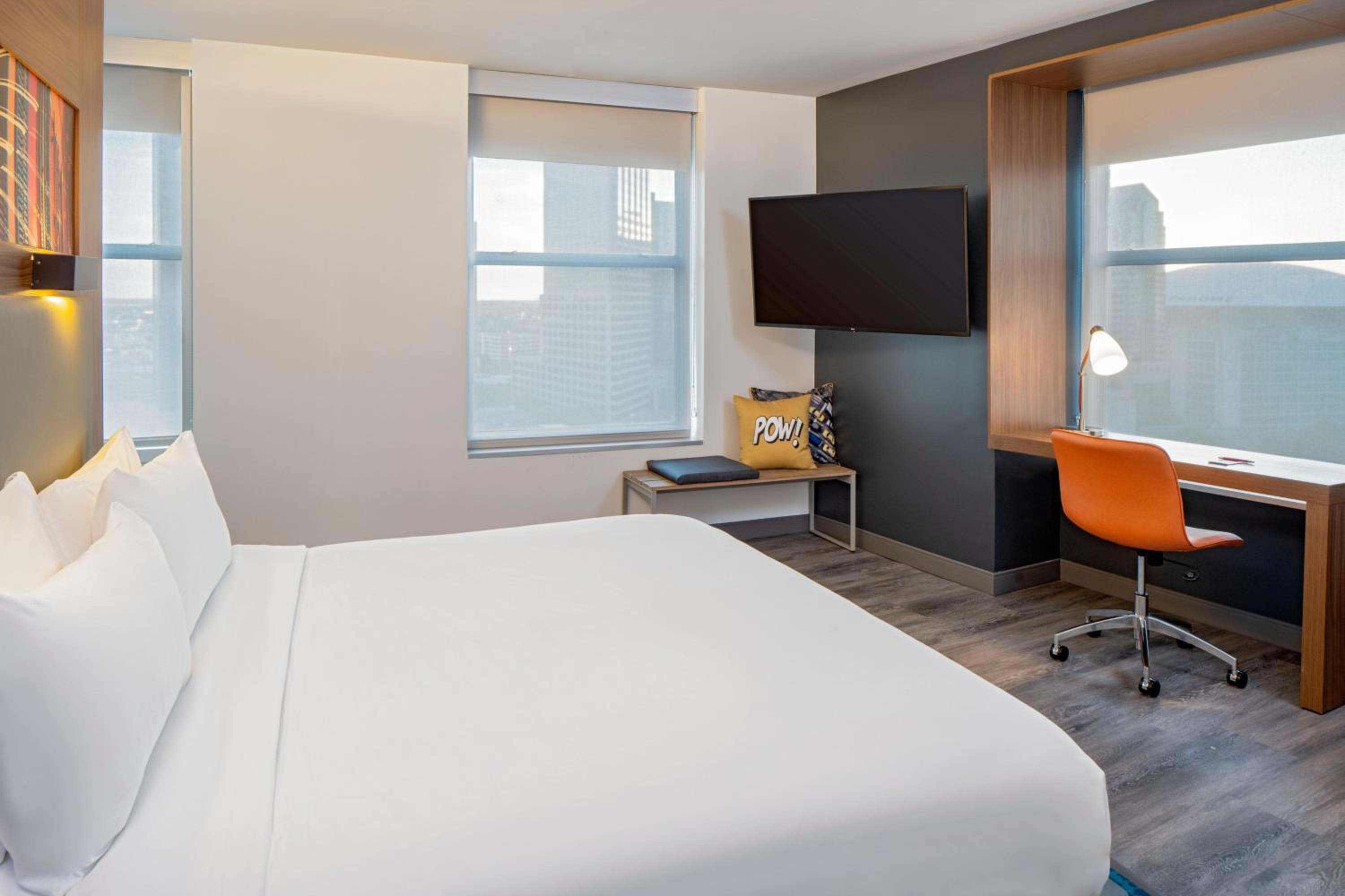 Guest room, 1 King, City view, Corner room