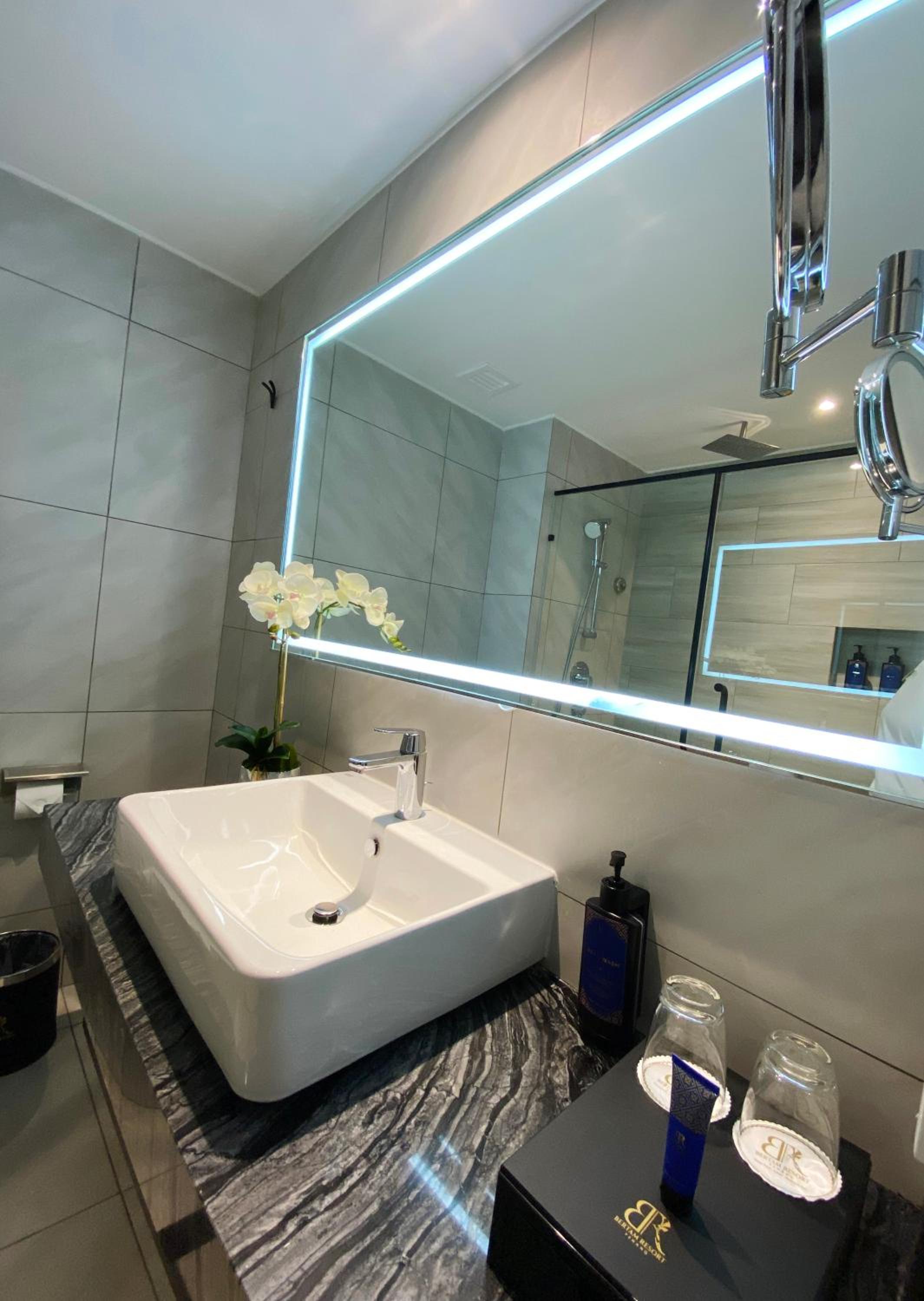 Superior King Room - Photo 3