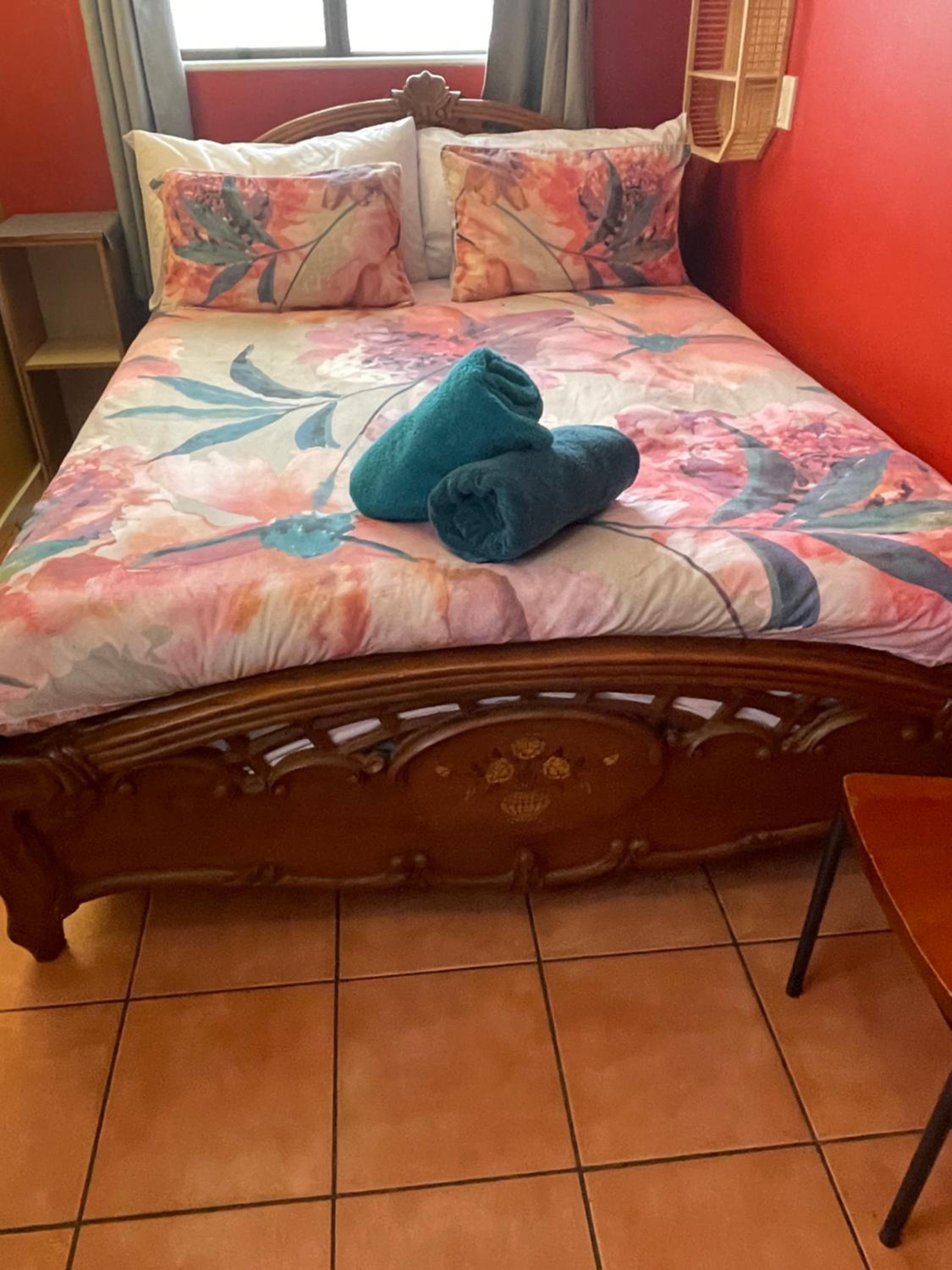 Queen Room with Shared Bathroom photo 1