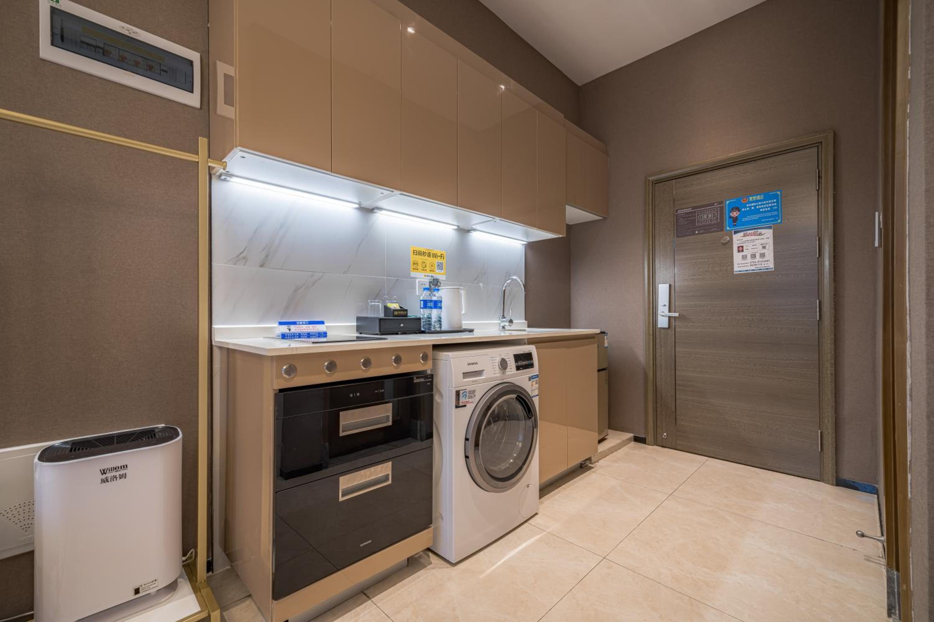 Deluxe Executive King Room (Washing Machine + Refrigerator) photo 3