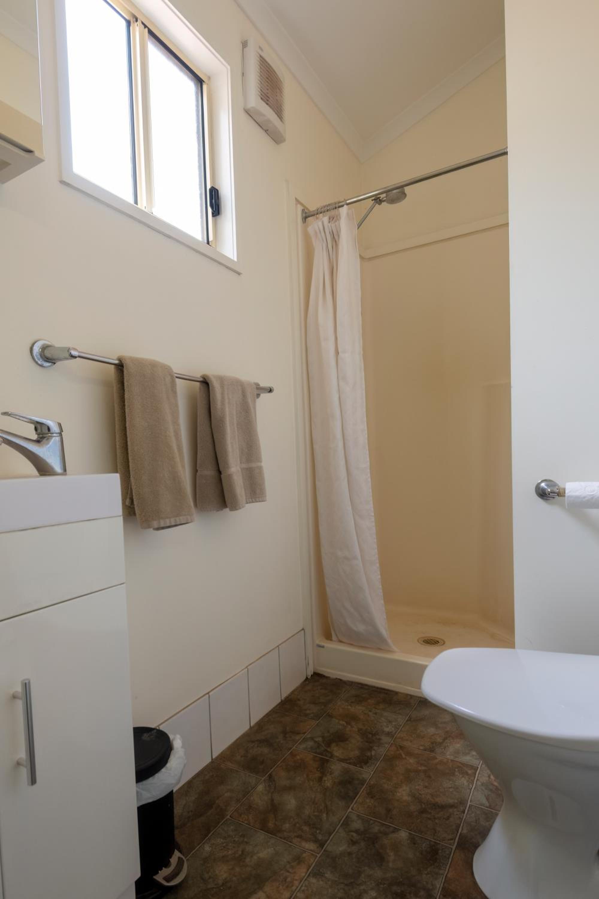 One-Bedroom Bungalow - Photo 2