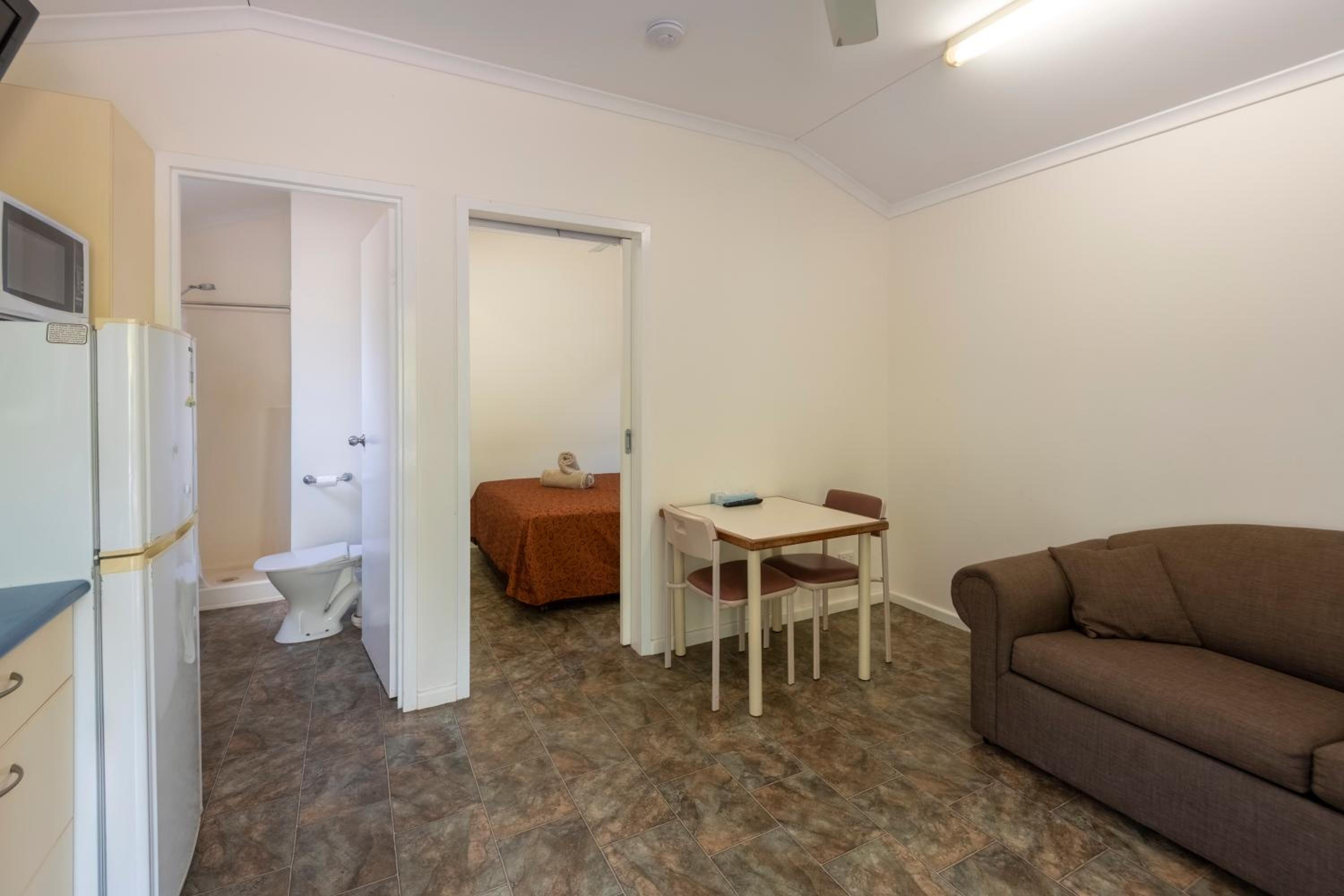 One-Bedroom Bungalow - Photo 4