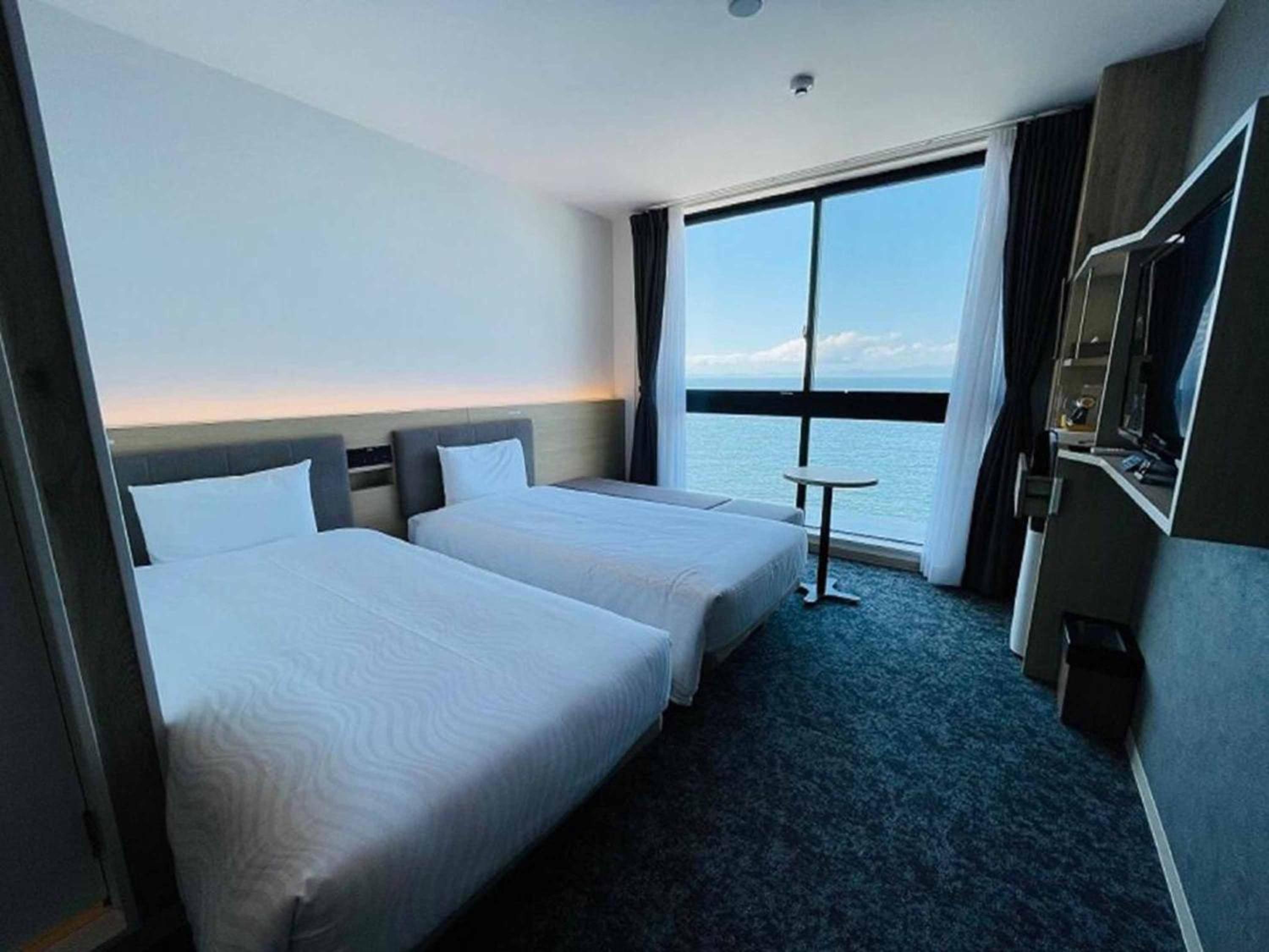 Deluxe Twin Room with Ocean View - Photo 21