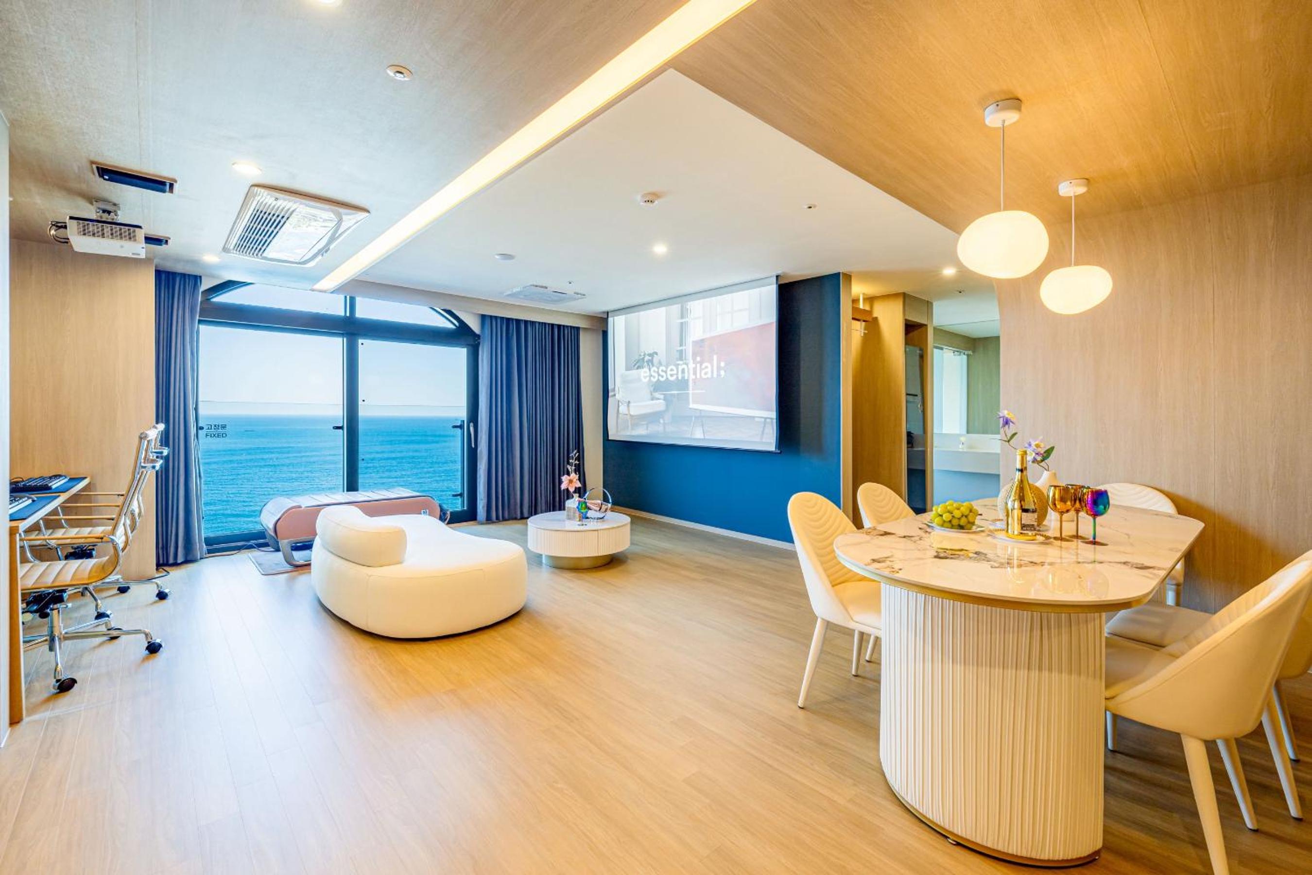 Big Pent Oean Theater - Photo 2
