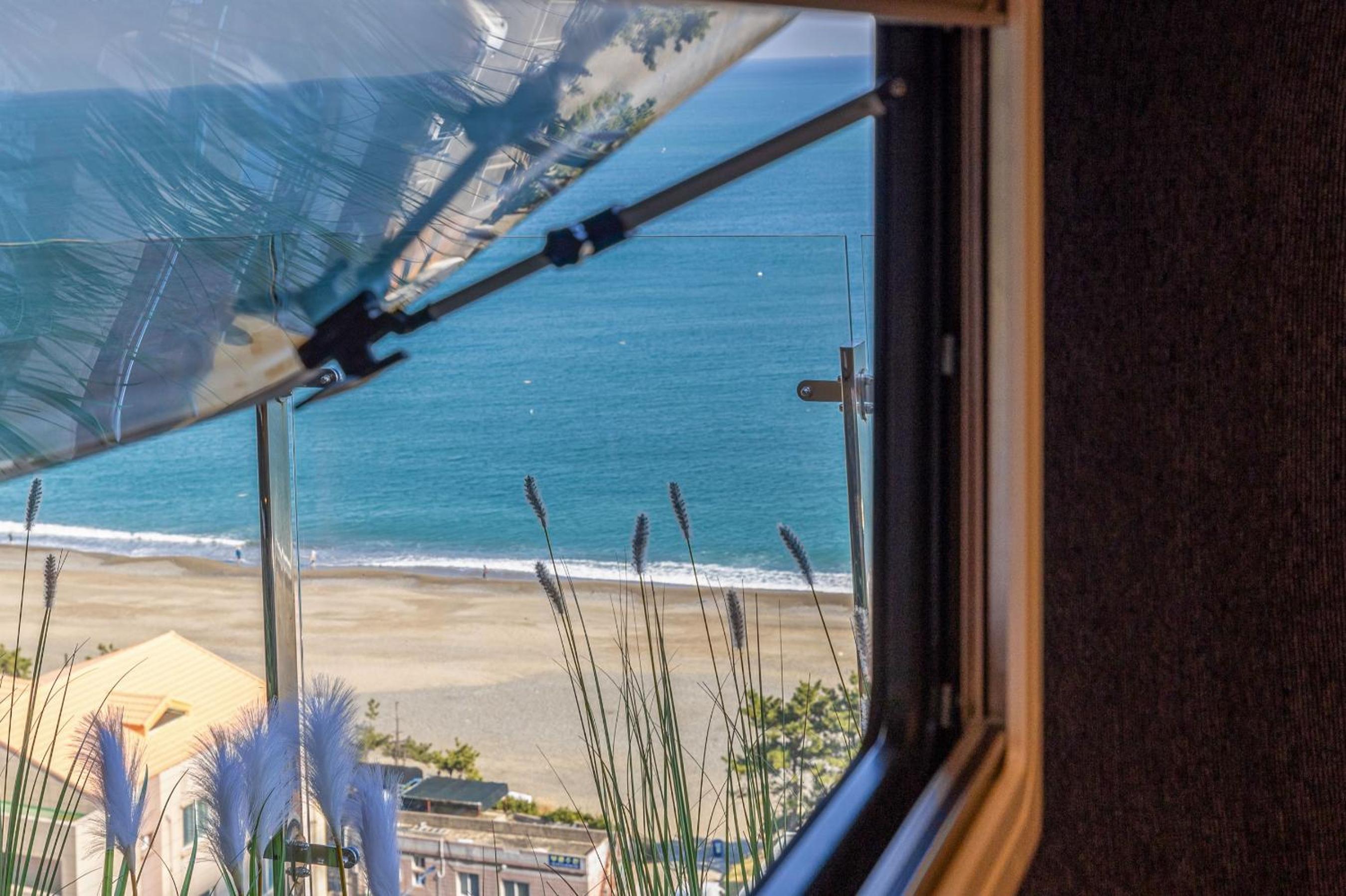 Panoramic Ocean Glamping Caravan - Photo 7