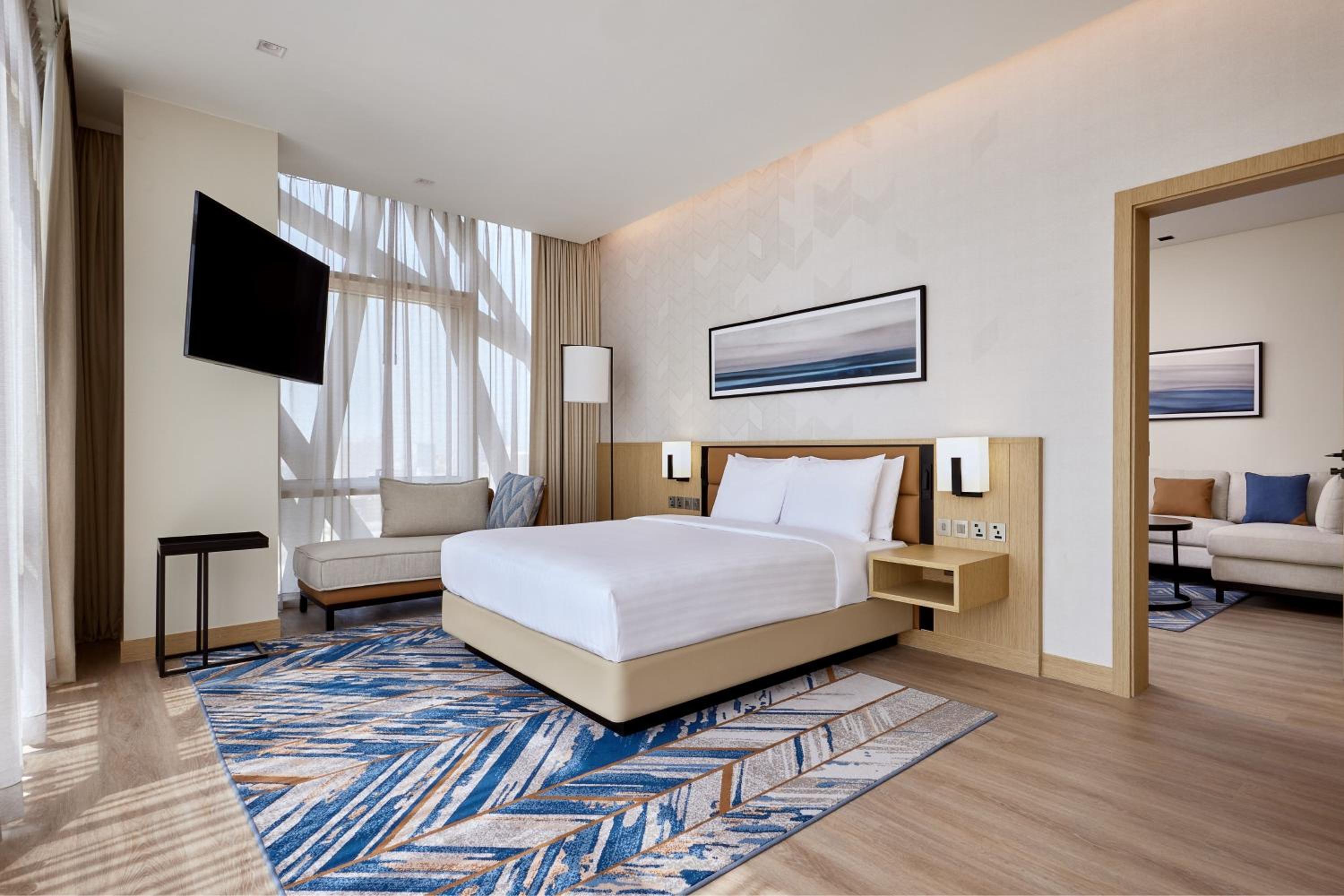 One-Bedroom Larger King Room with City View - Photo 4