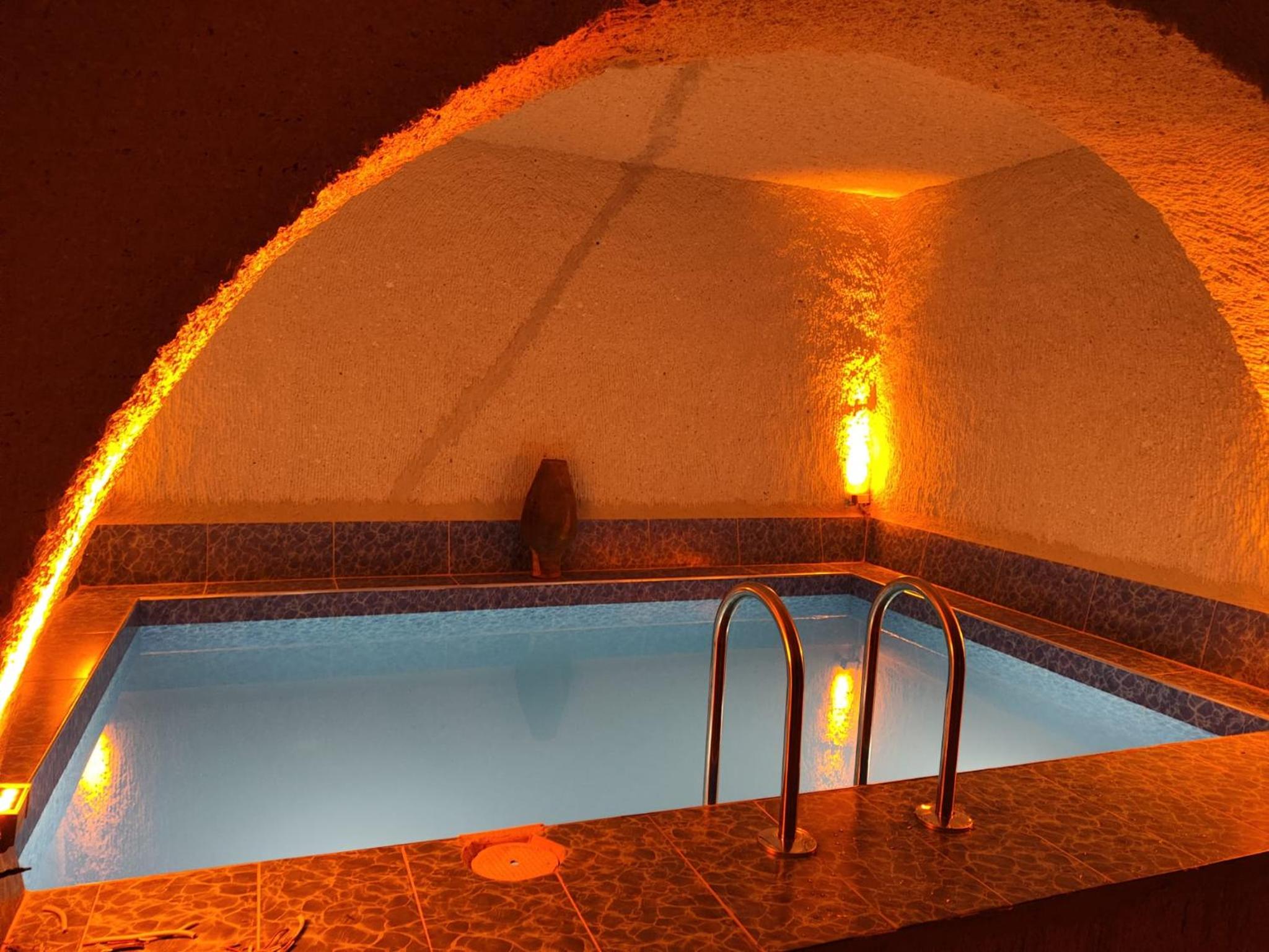 Junior Suite with Private Pool - Photo 11