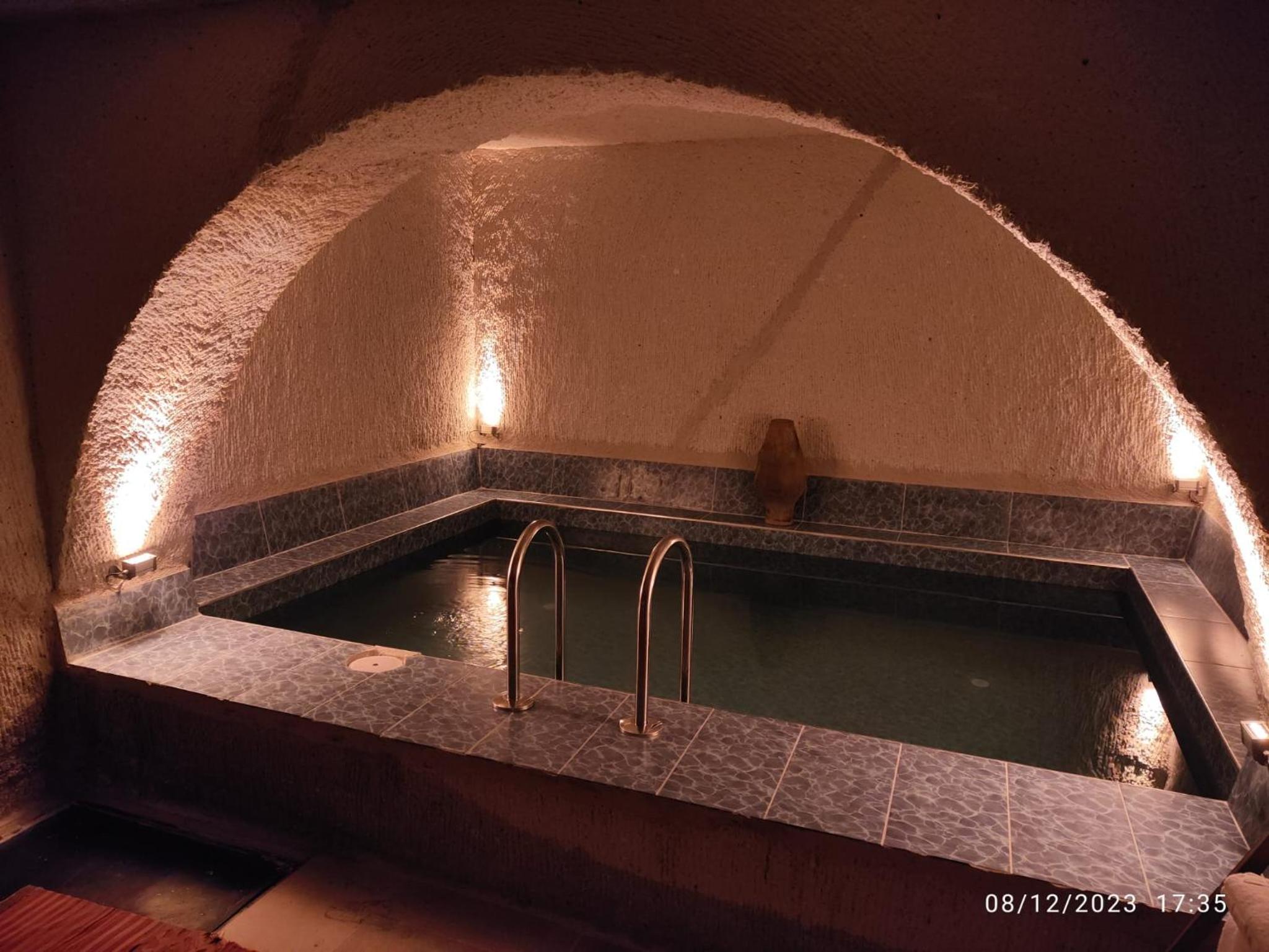 Junior Suite with Private Pool - Photo 9