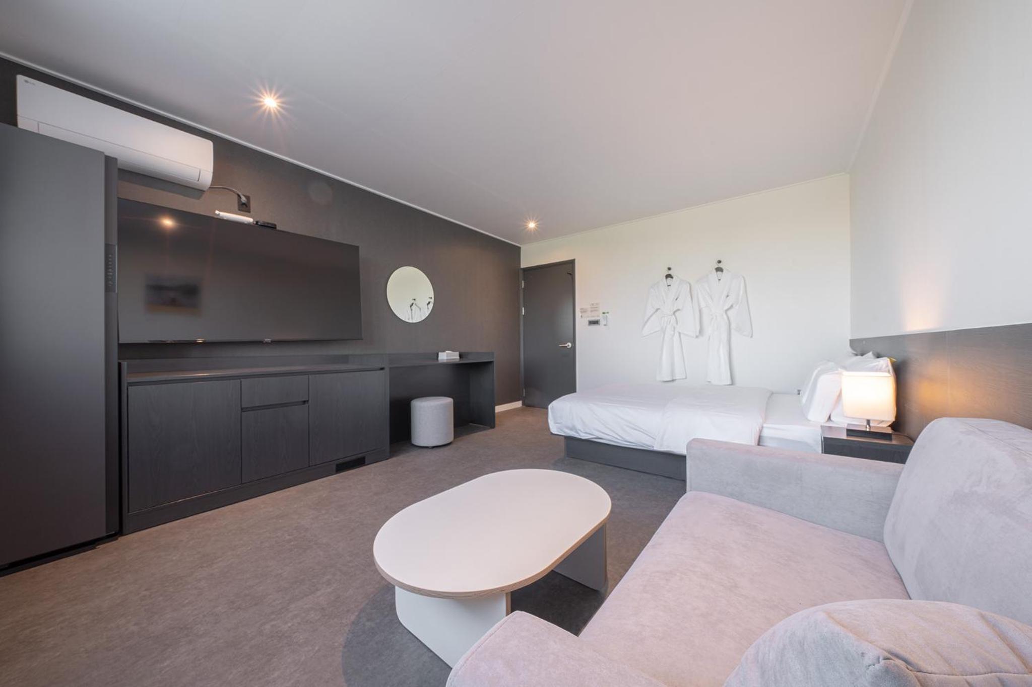 Standard Double Room - Photo 7