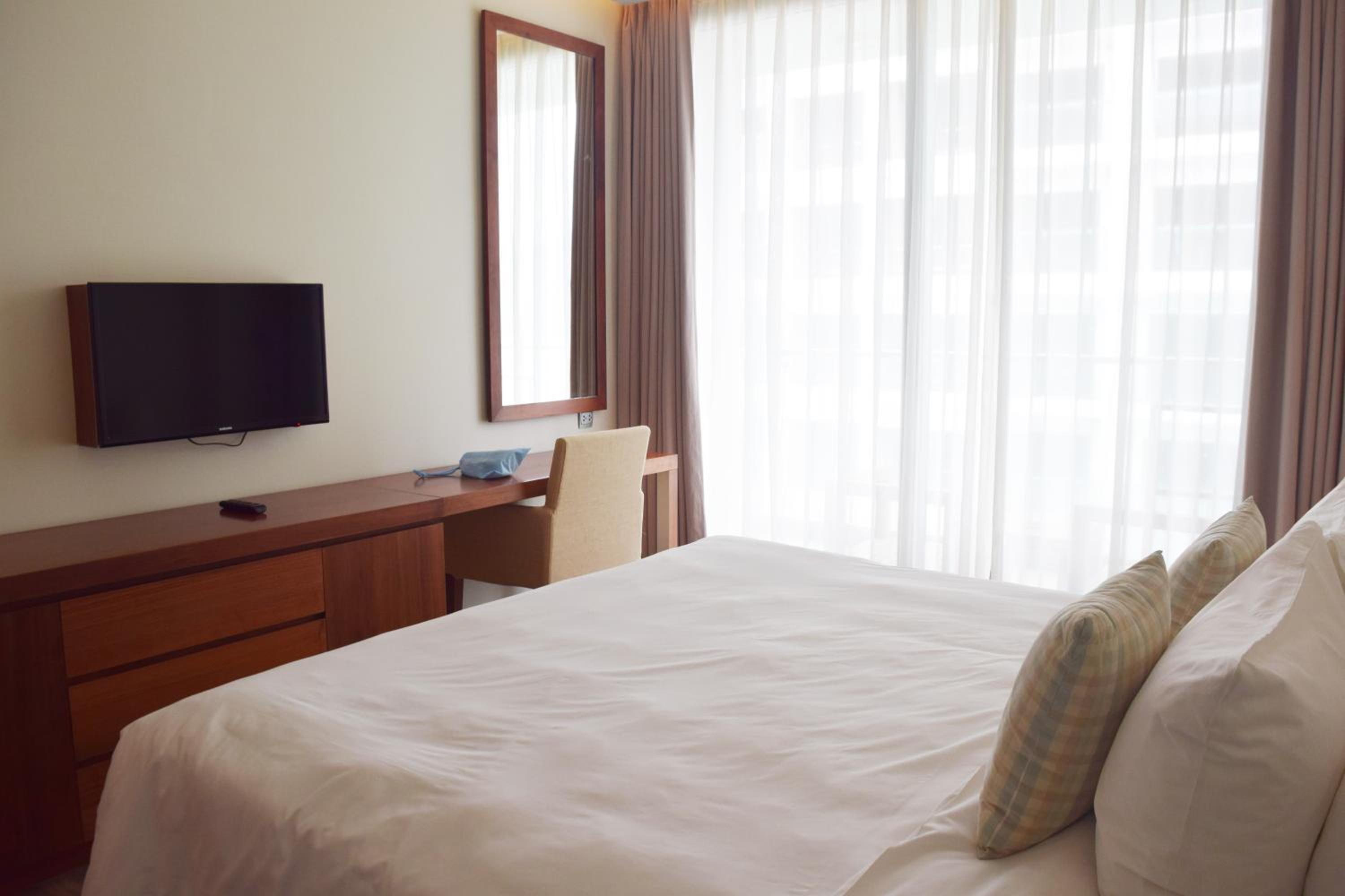 Special Offer - One-bedroom City View Suite with Balcony photo 3