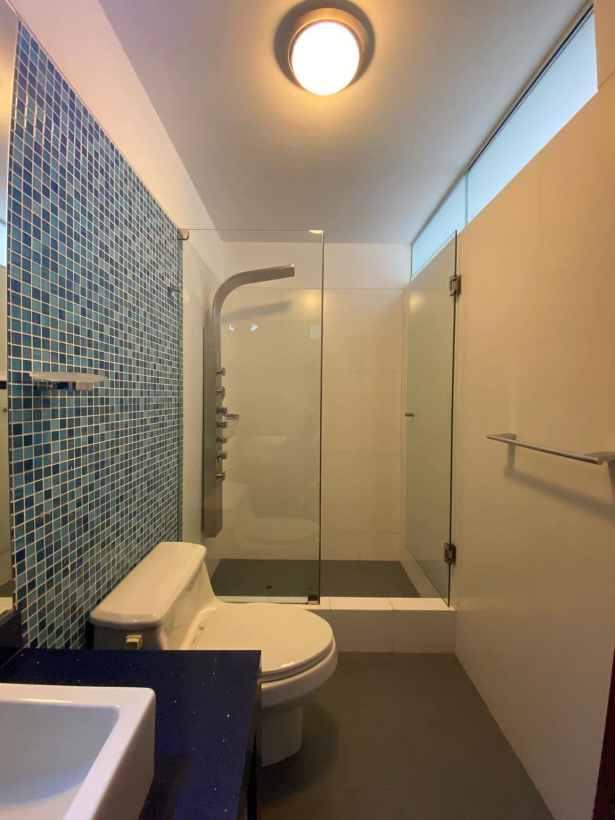 Seven-Bedroom House photo 3