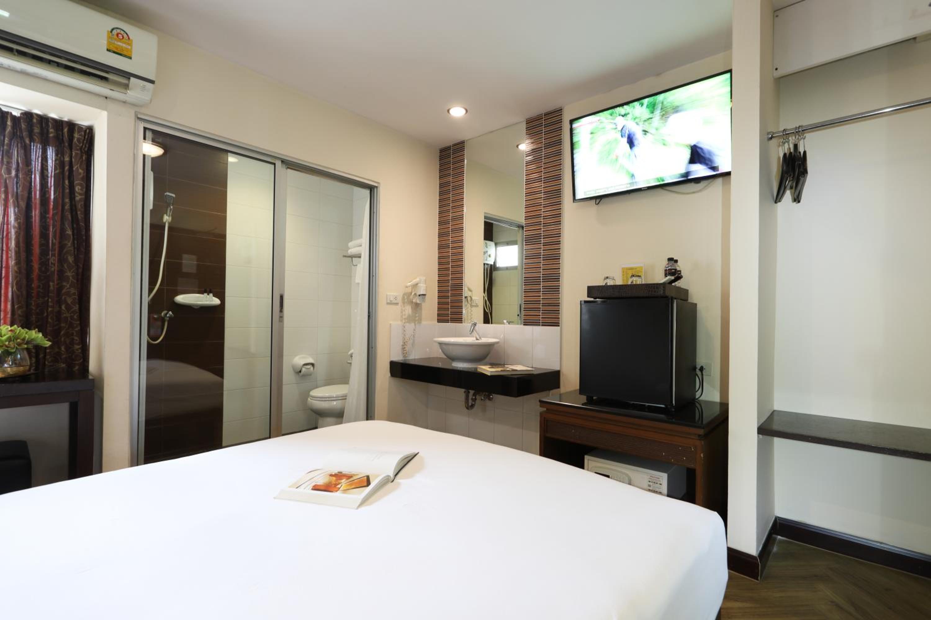Deluxe Double Room thumbnail 6