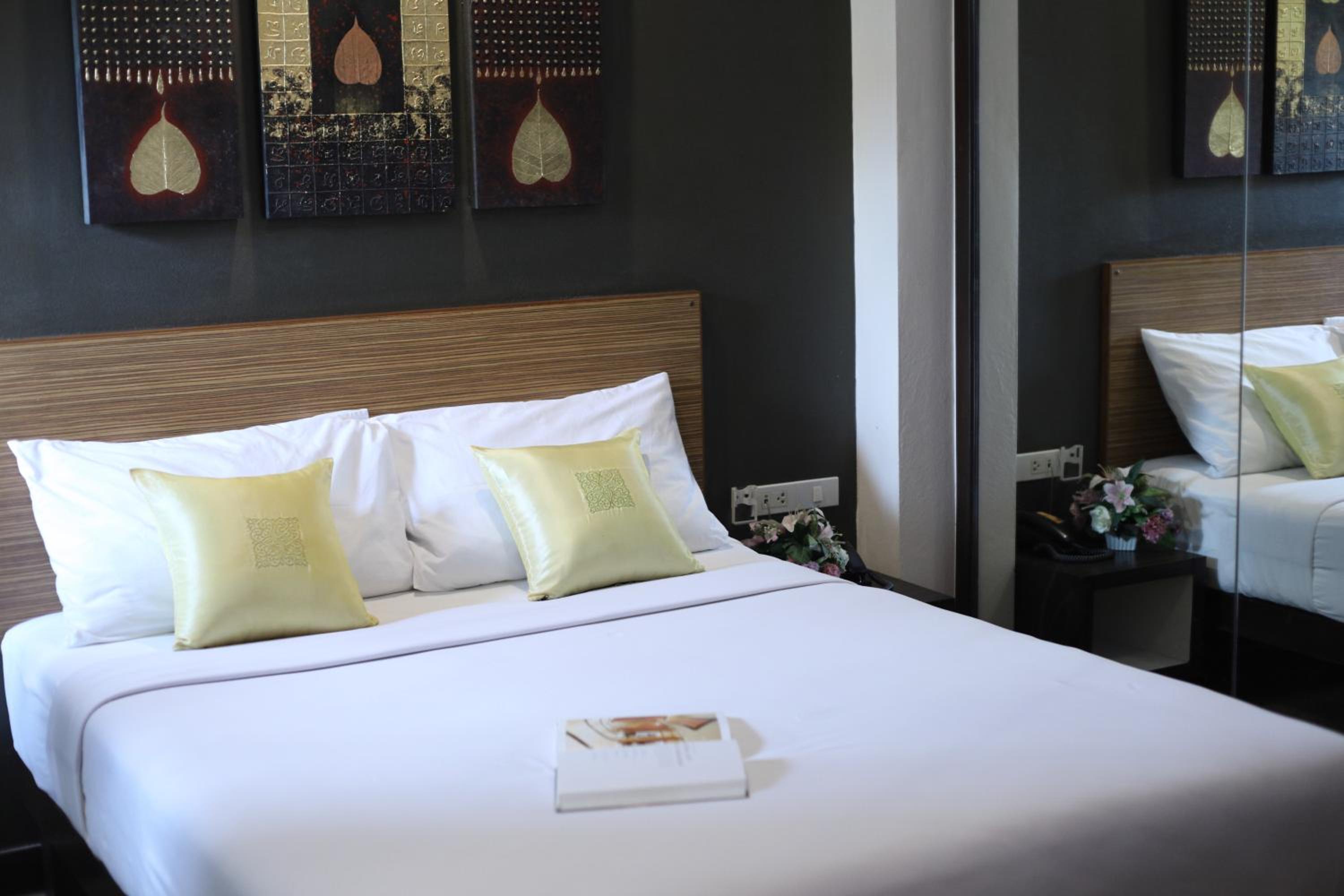 Deluxe Double Room thumbnail 5