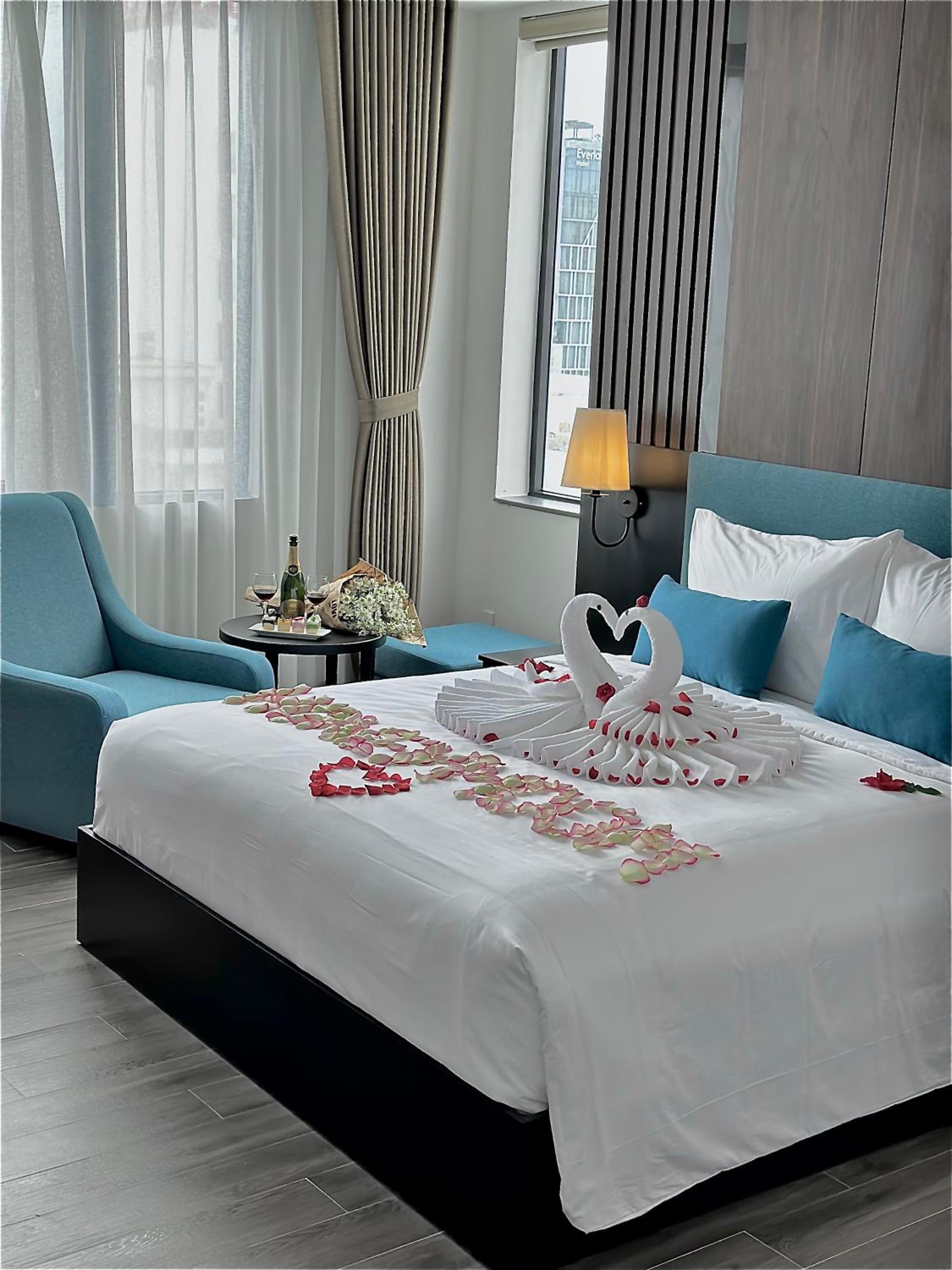 Executive Suite - Photo 15