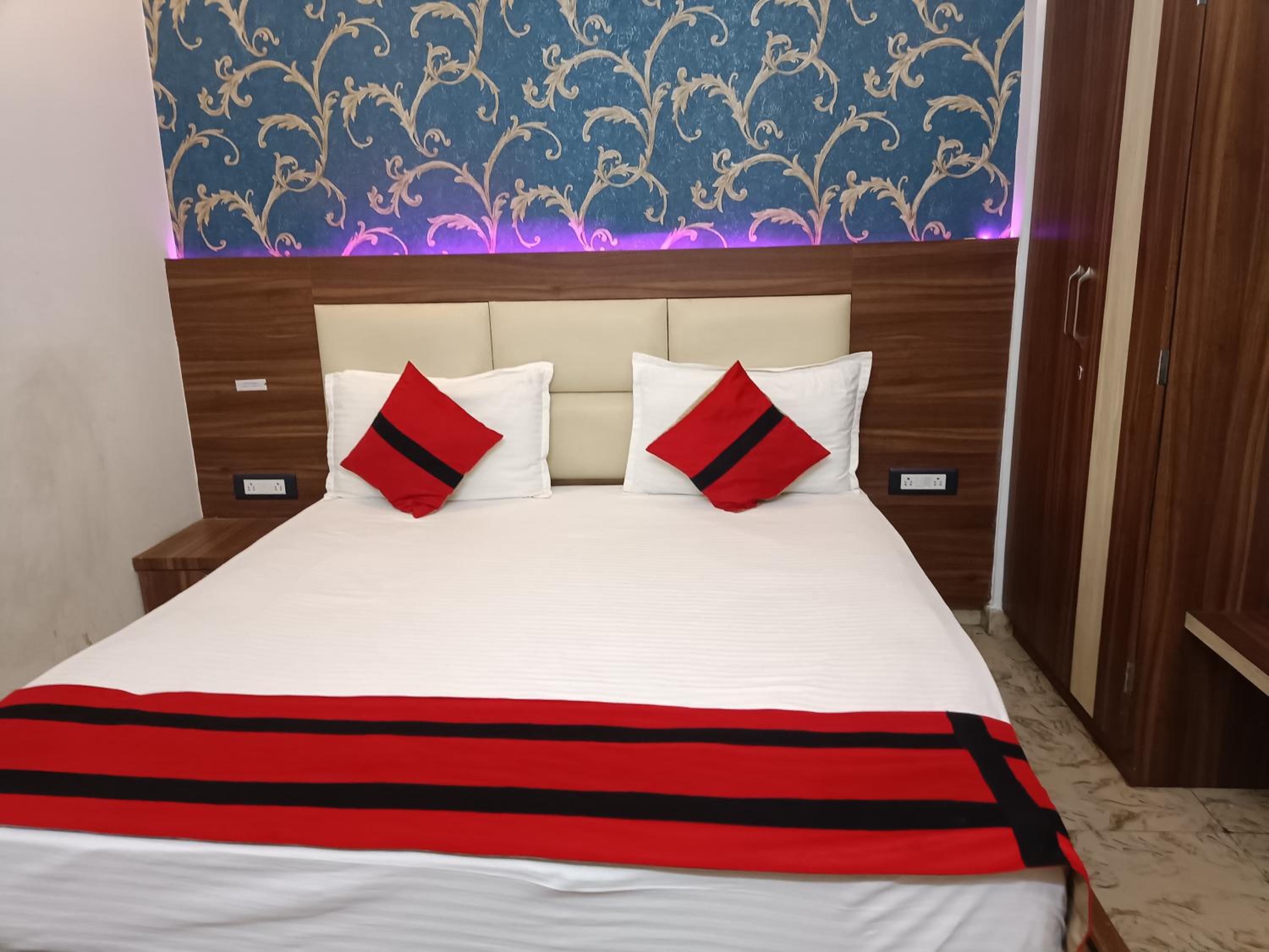 Deluxe Double Room (2 Adults + 1 Child) photo 2