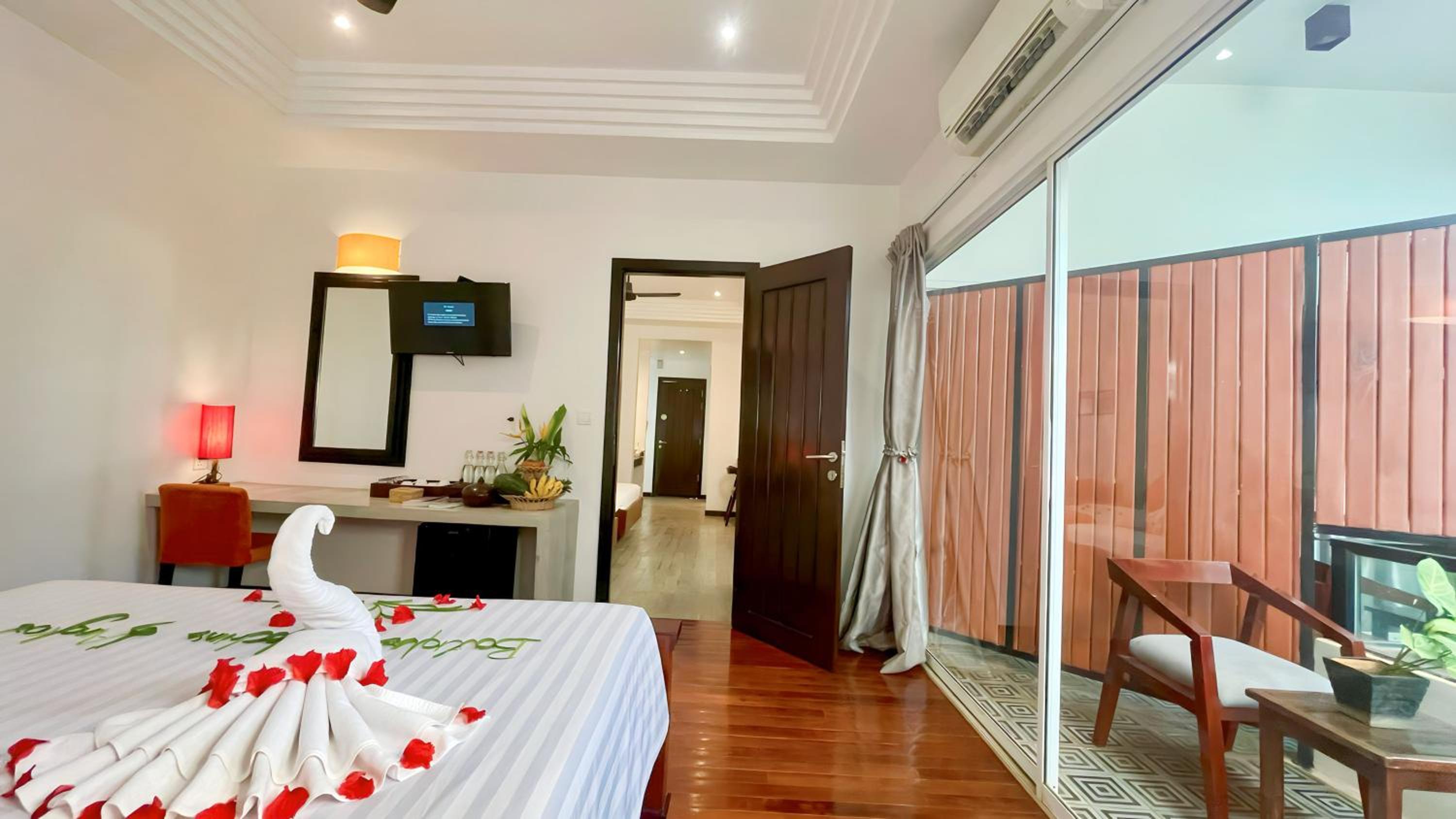 Family Suite With Balcony - Free Pick Up - Photo 6