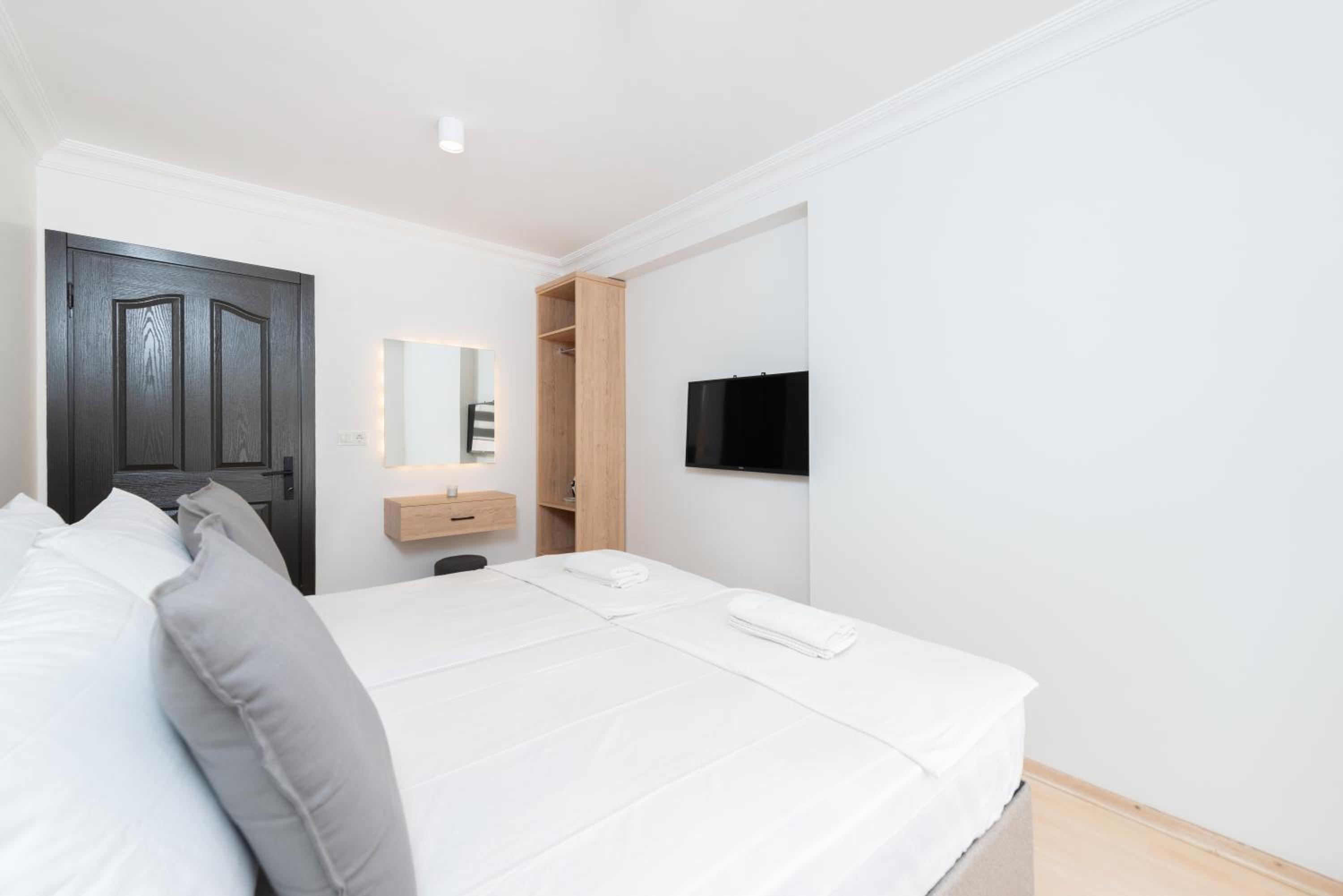 Three-Bedroom Apartment photo 2
