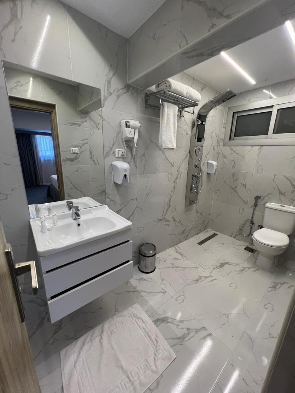 Executive Suite thumbnail 5