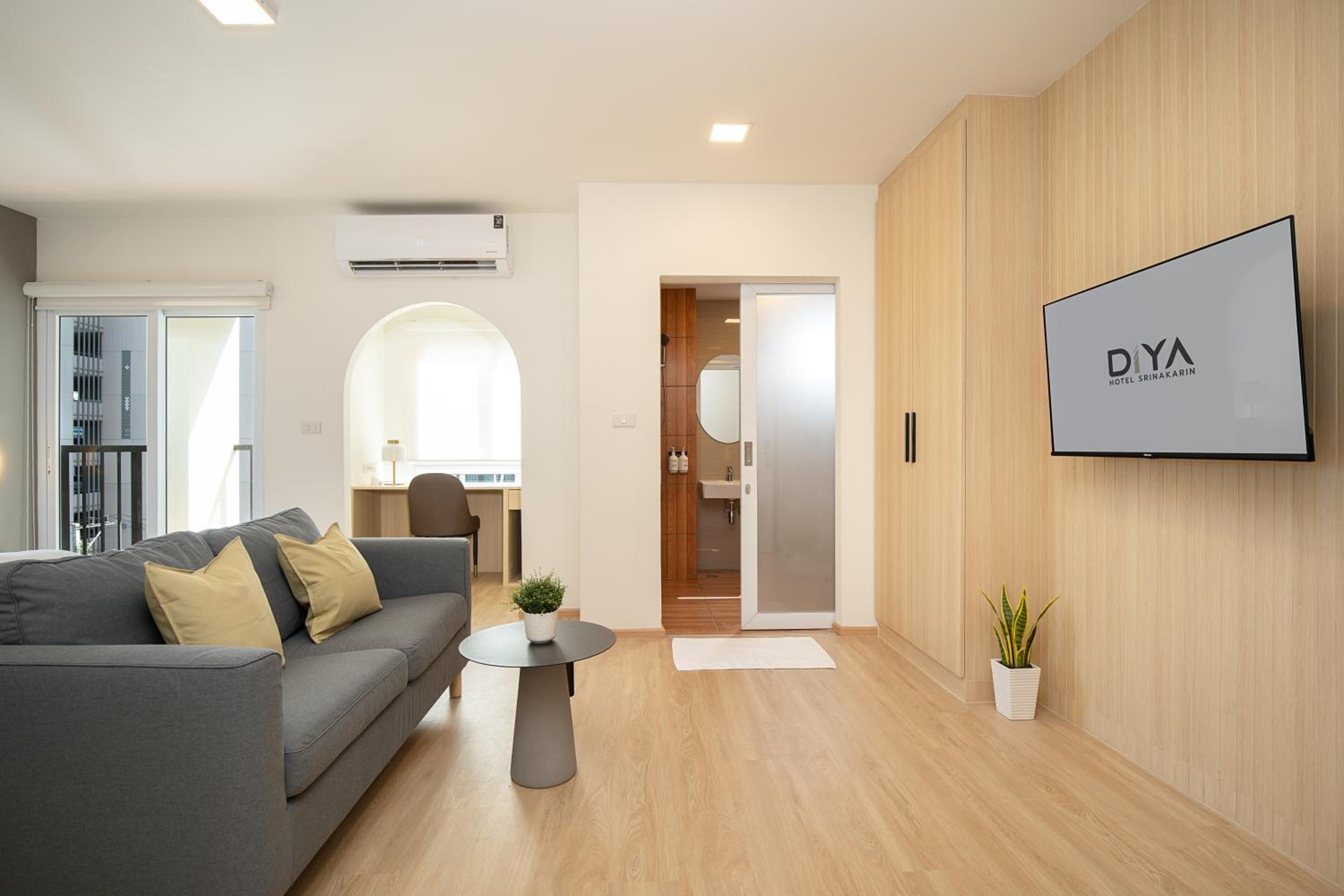One-Bedroom Suite with balcony photo 2