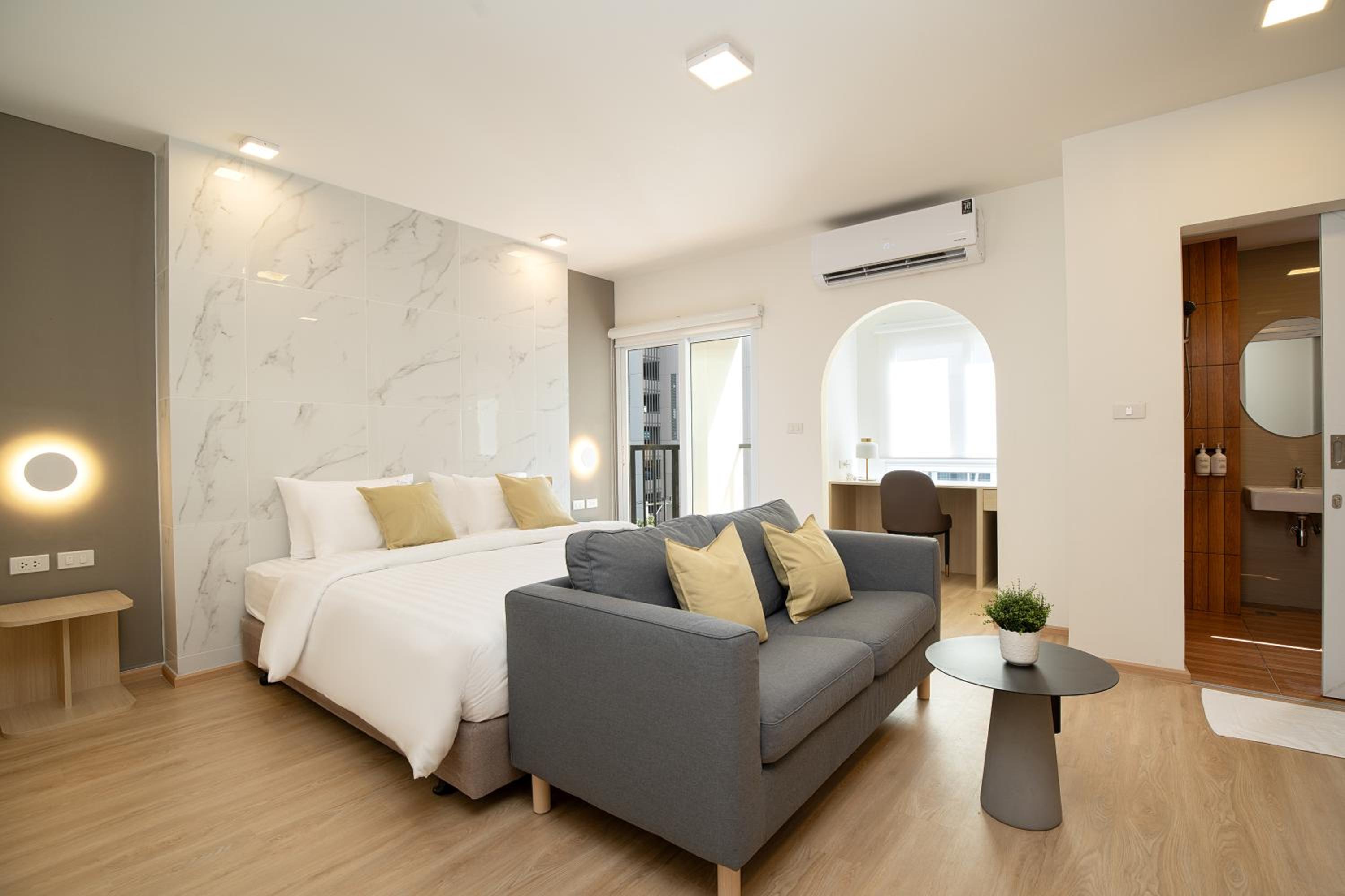 One-Bedroom Suite with balcony photo 1