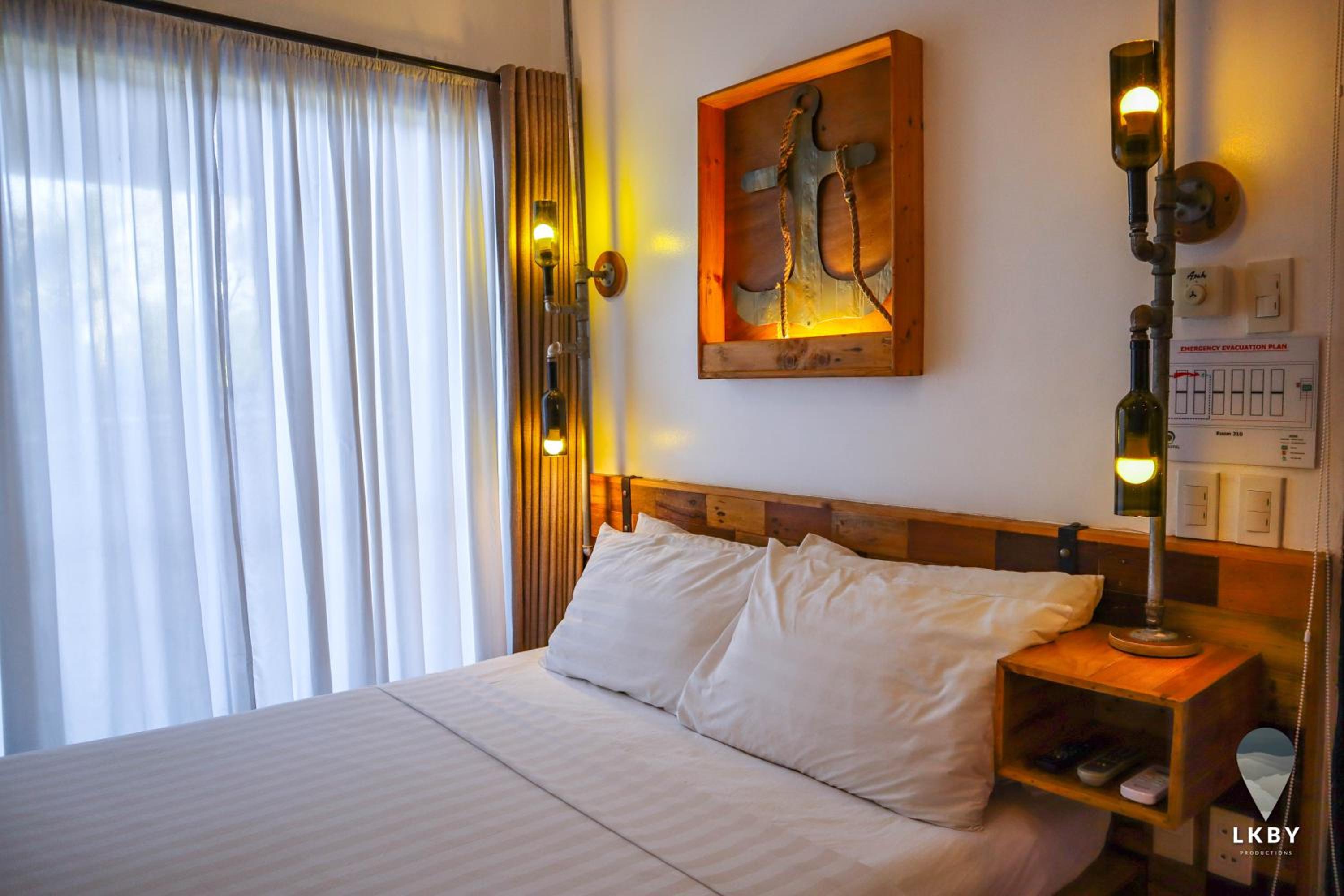 Queen Room photo 2