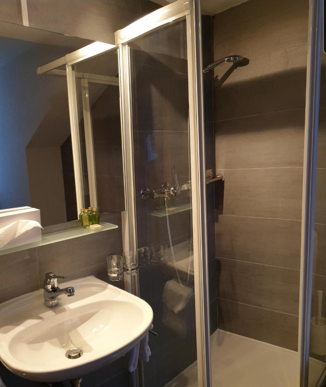 Standard Double Room - Photo 4