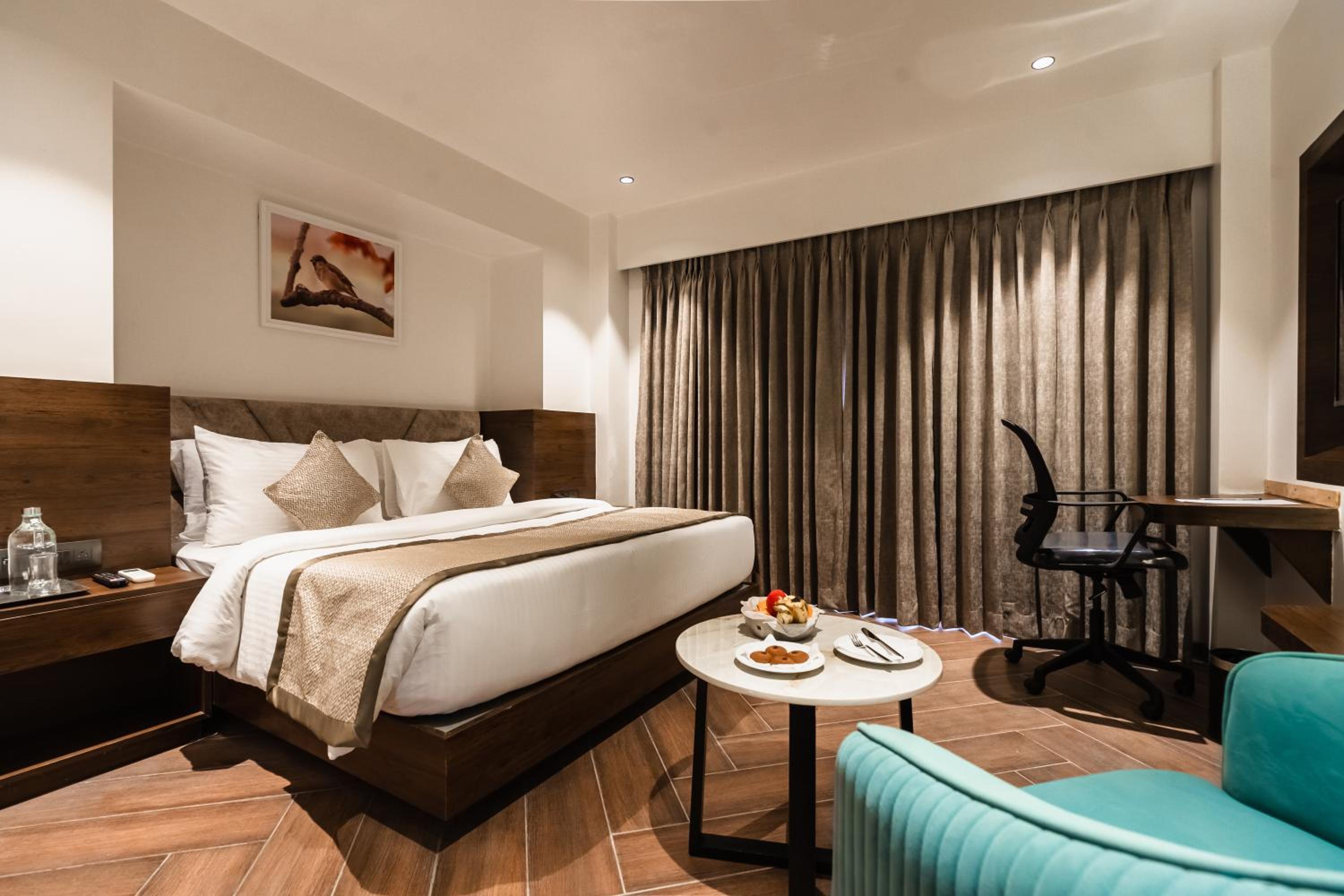 Deluxe Room with Balcony - Photo 6