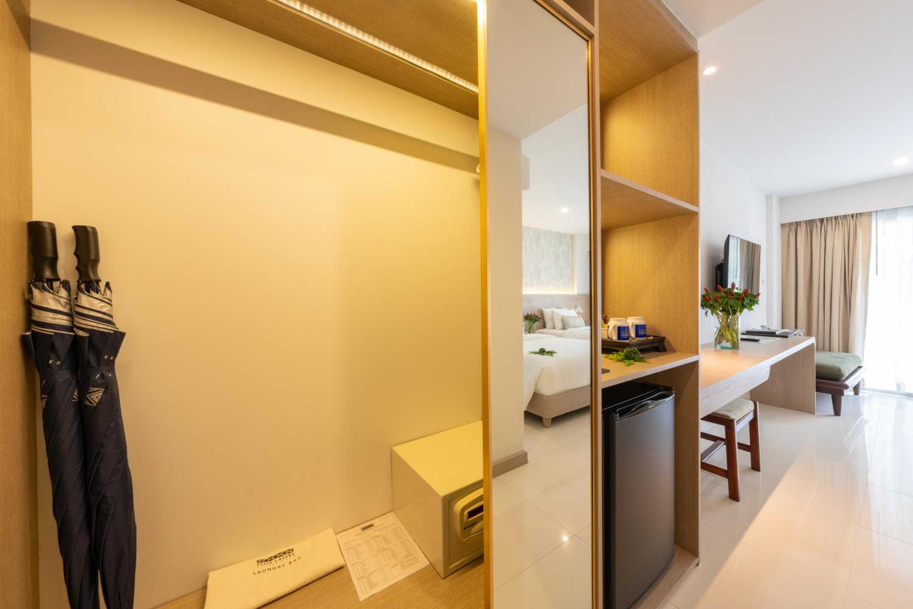 Standard Double or Twin Room with Balcony - Photo 8