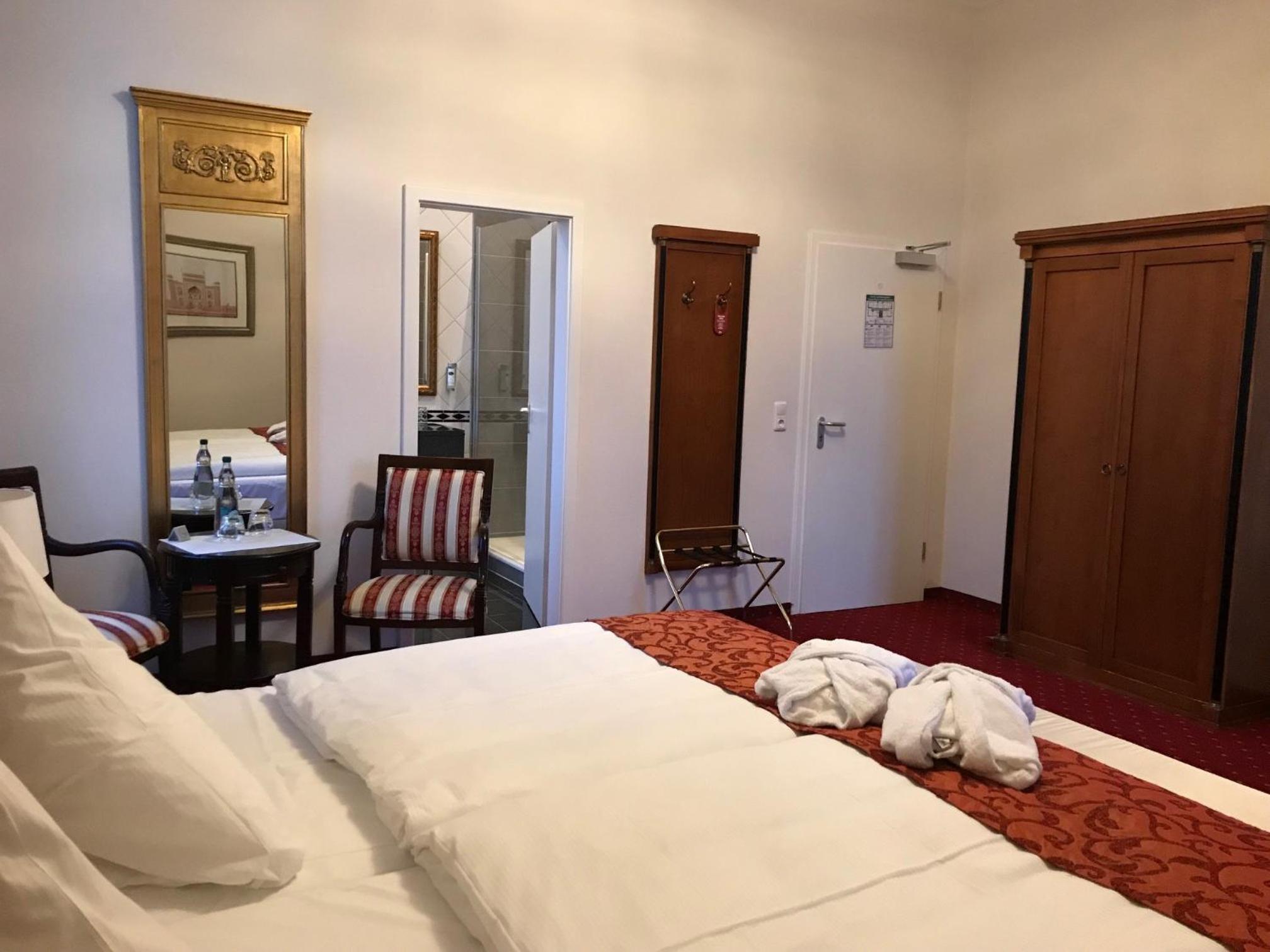 Small Suite - Photo 4