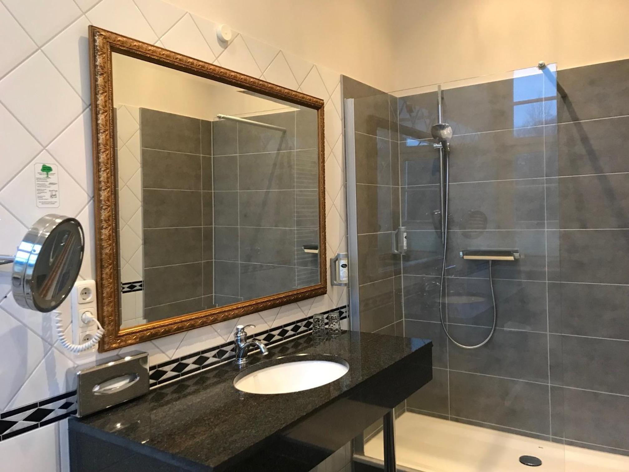 Small Suite - Photo 3