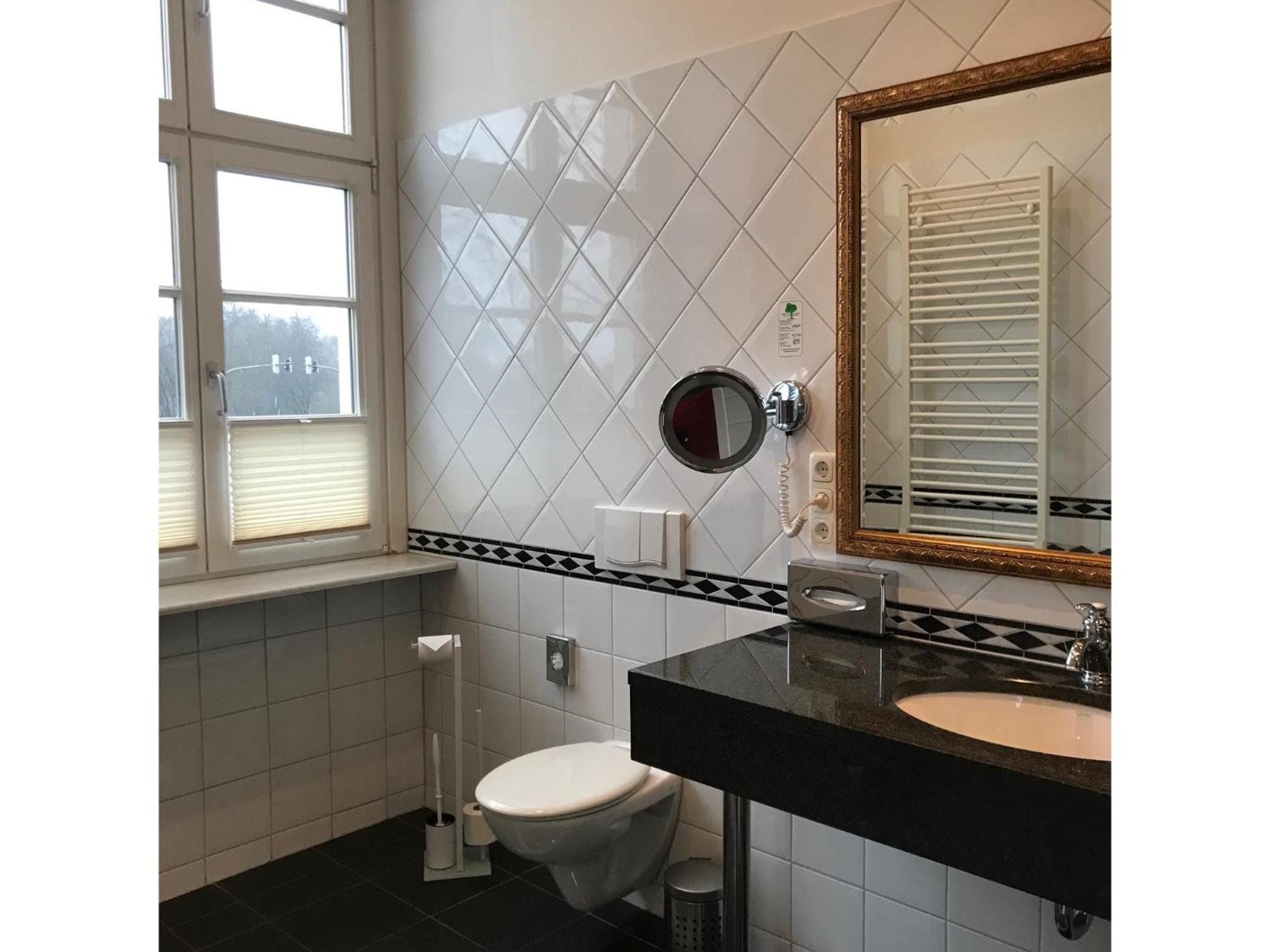 Small Suite - Photo 2
