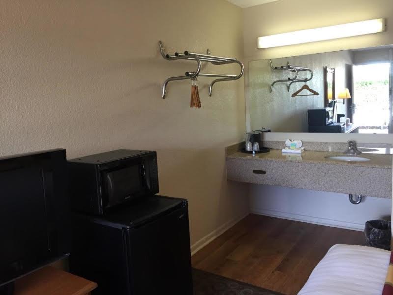 Standard Room with Two Double Beds - Non-Smoking - Photo 7
