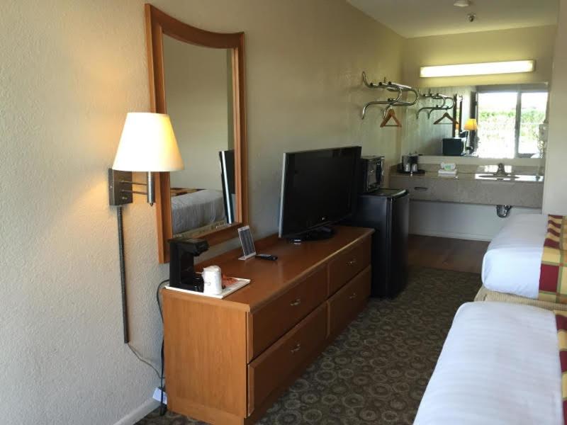 Standard Room with Two Double Beds - Non-Smoking - Photo 8