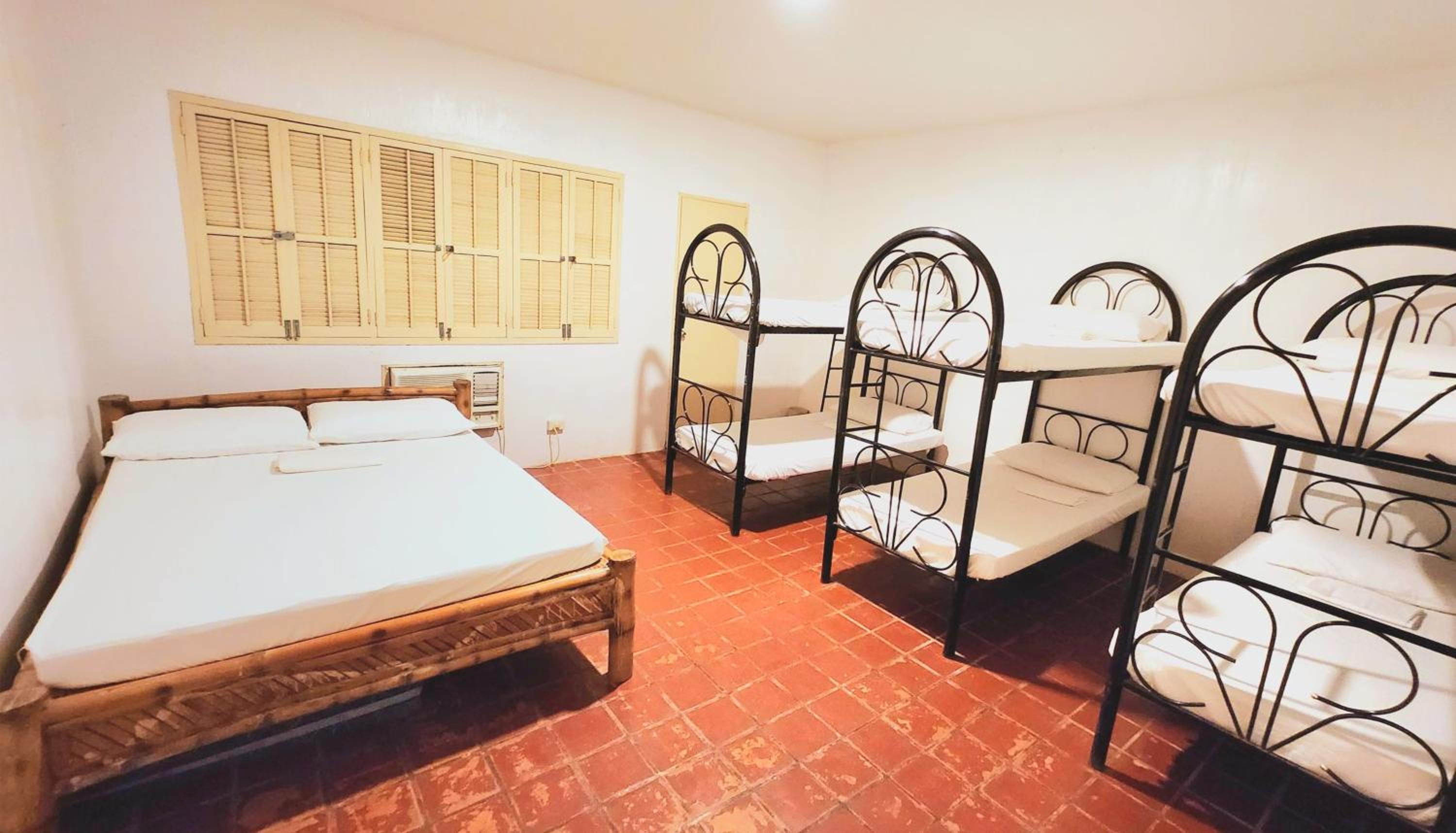Three-Bedroom House - Photo 4